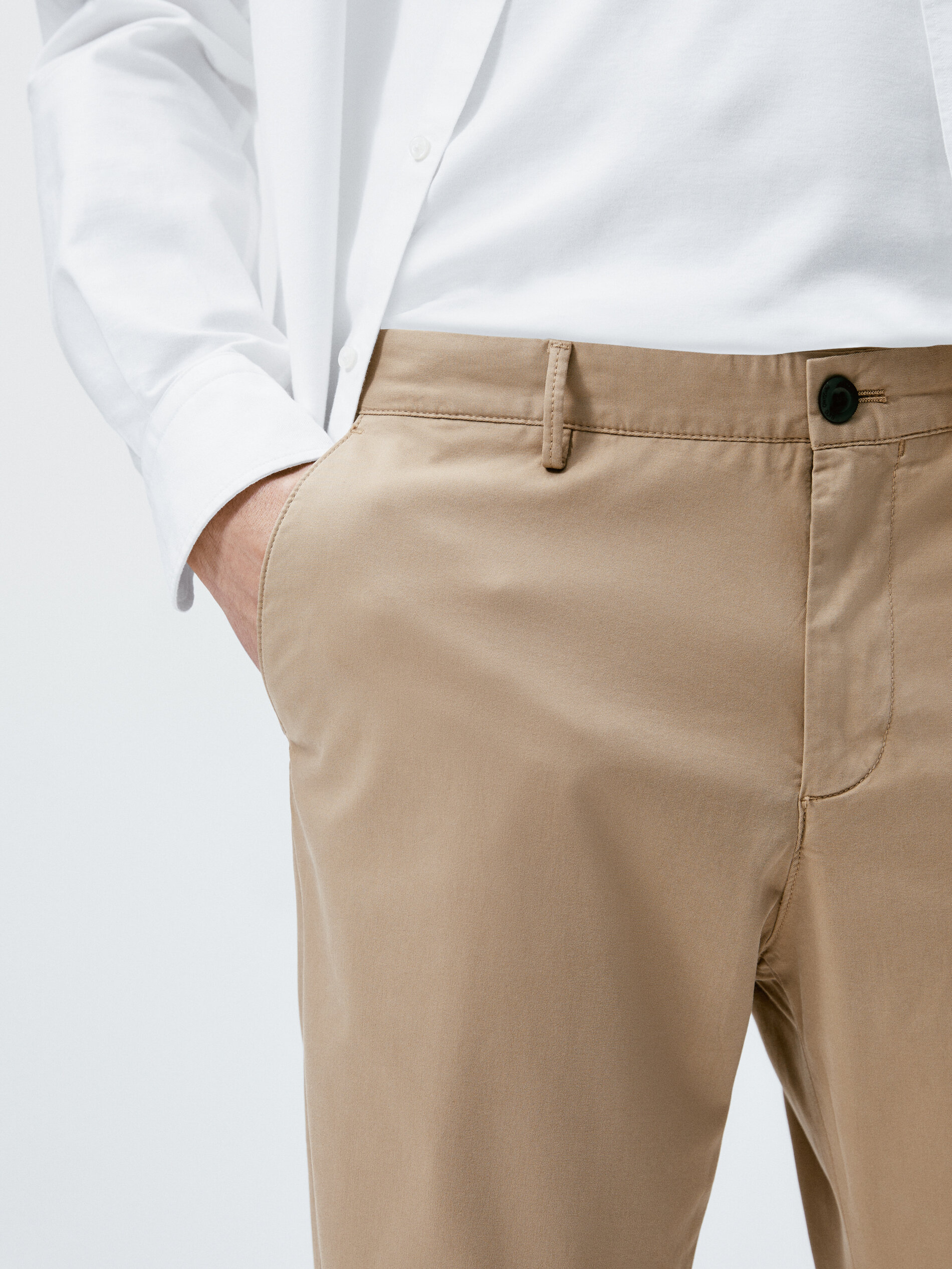 Calça chino de algodão de corte regular - BEGE