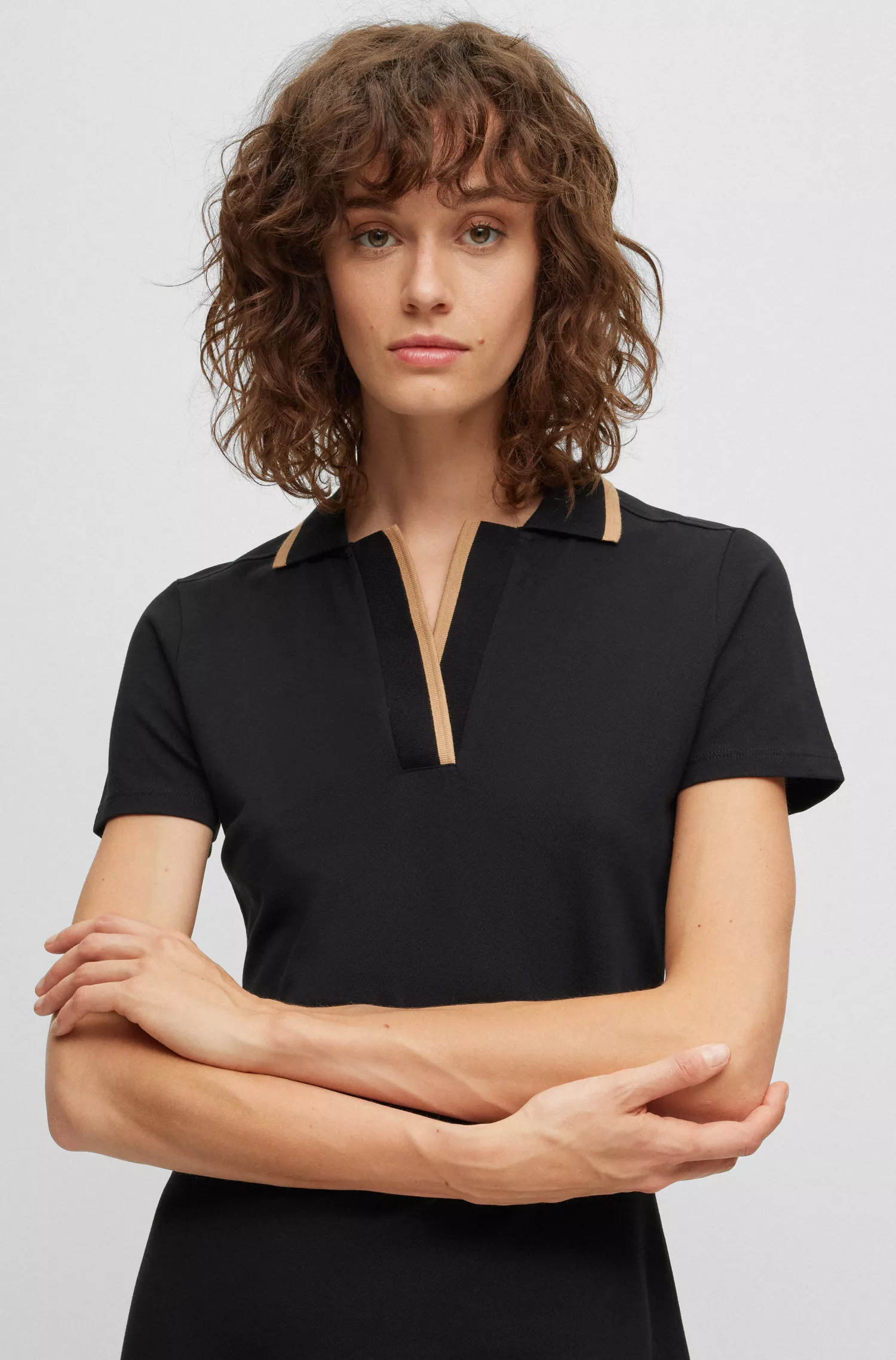 Vestido BOSS preto em algodão elástico com gola Johnny