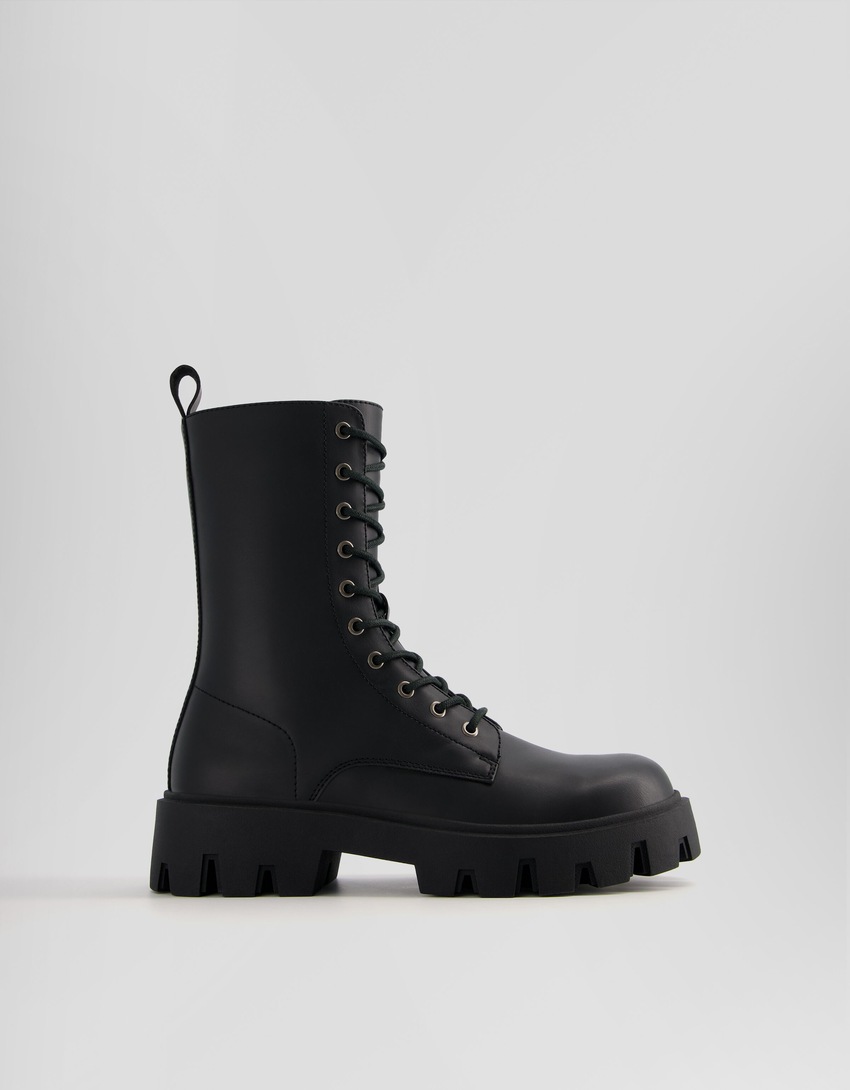 Botas de cano curto com cadarço e sola tratorada para homem