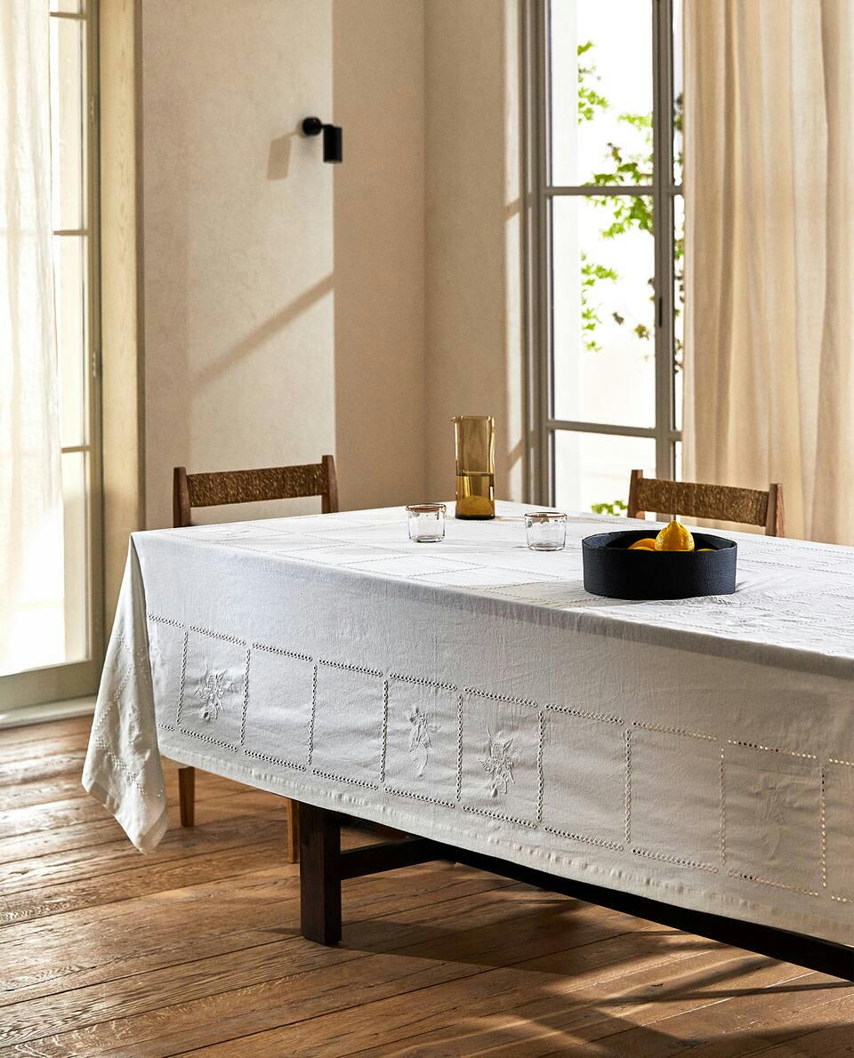 TOALHA DE MESA EM MISTURA DE LINHO BORDADA
