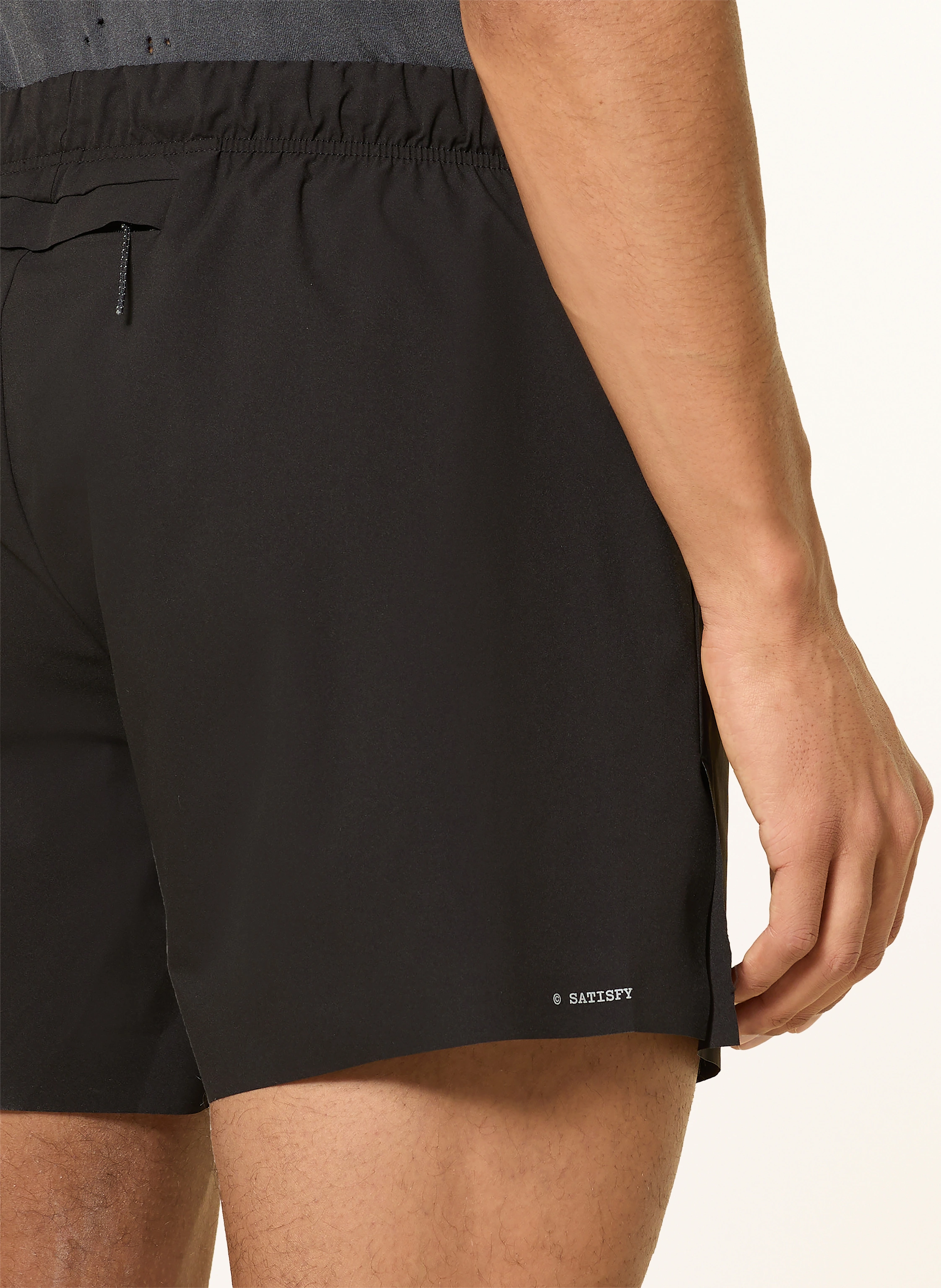 SATISFY Laufshorts PEACESHELL™