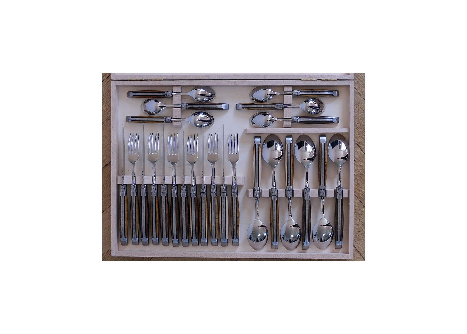 Service Laguiole de 24 pièces avec un manche en bois de pistachier et mitres en acier inoxydable