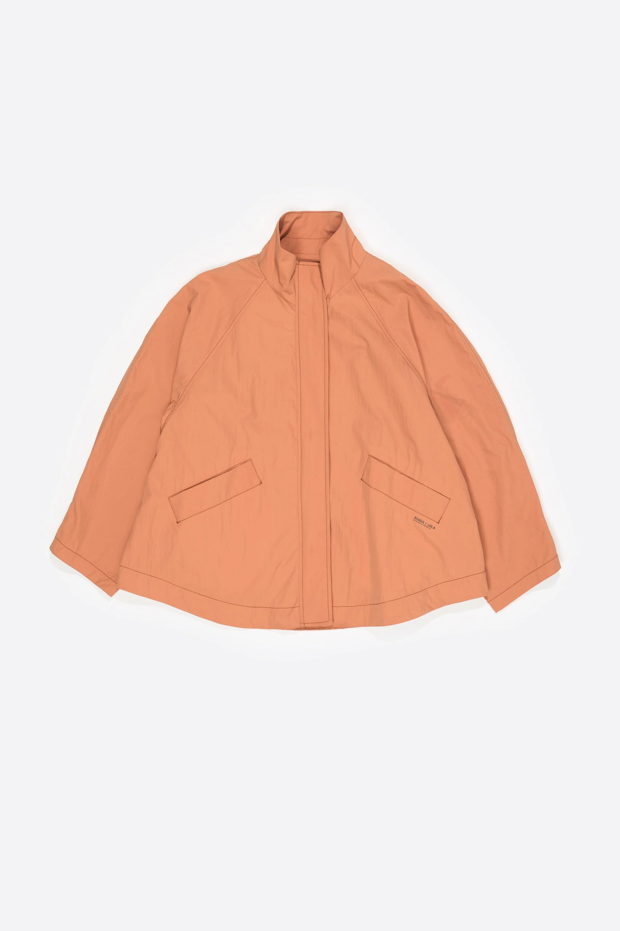 Trench coat curto, laranja, fluido, com gola alta.