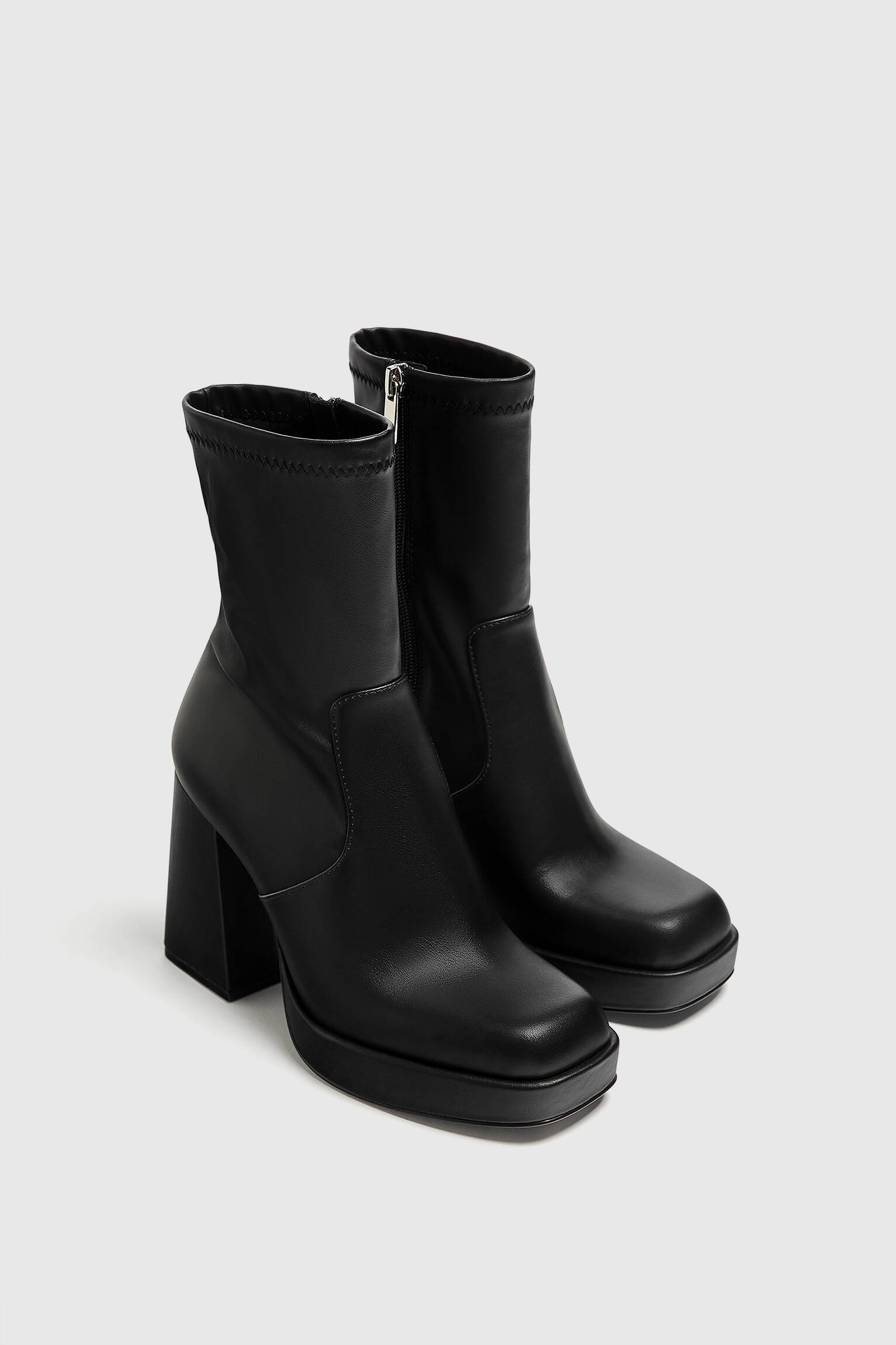 BOTA DE CANO CURTO COM SALTO ELÁSTICO - PRETA