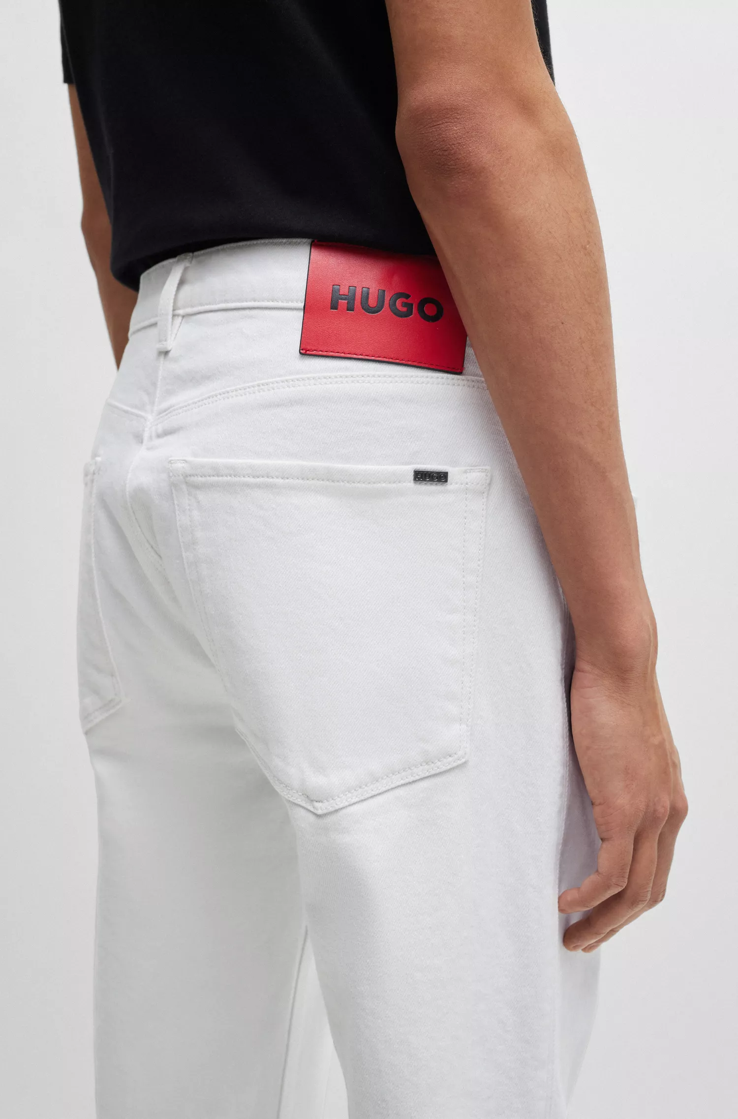 Calça jeans HUGO vermelha, extra slim fit, em denim branco com elasticidade confortável.