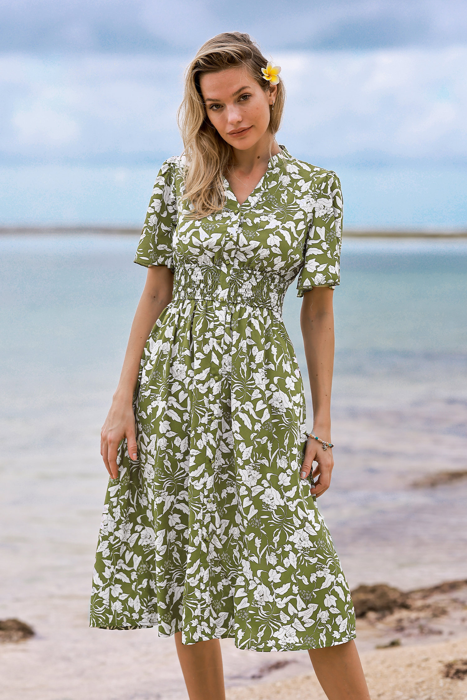 Robe maxi fleurie avec manches à volants et taille à smocks