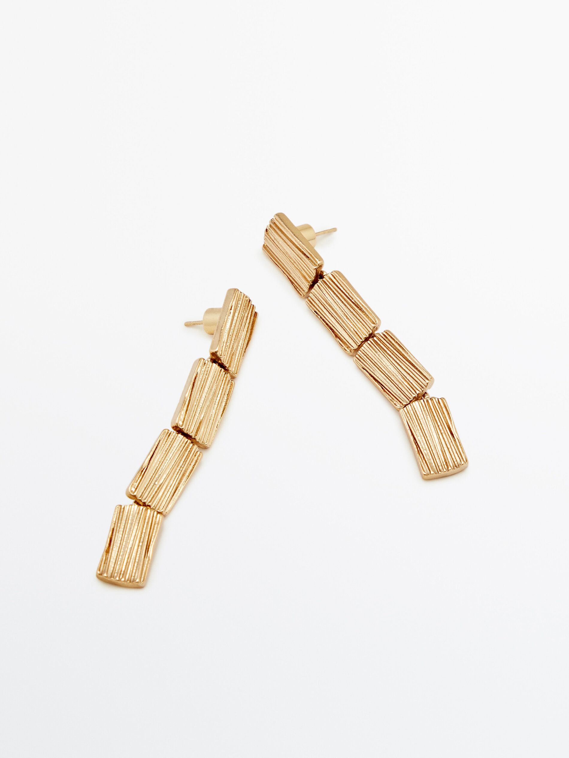 Brincos longos com textura banhada a ouro - OURO