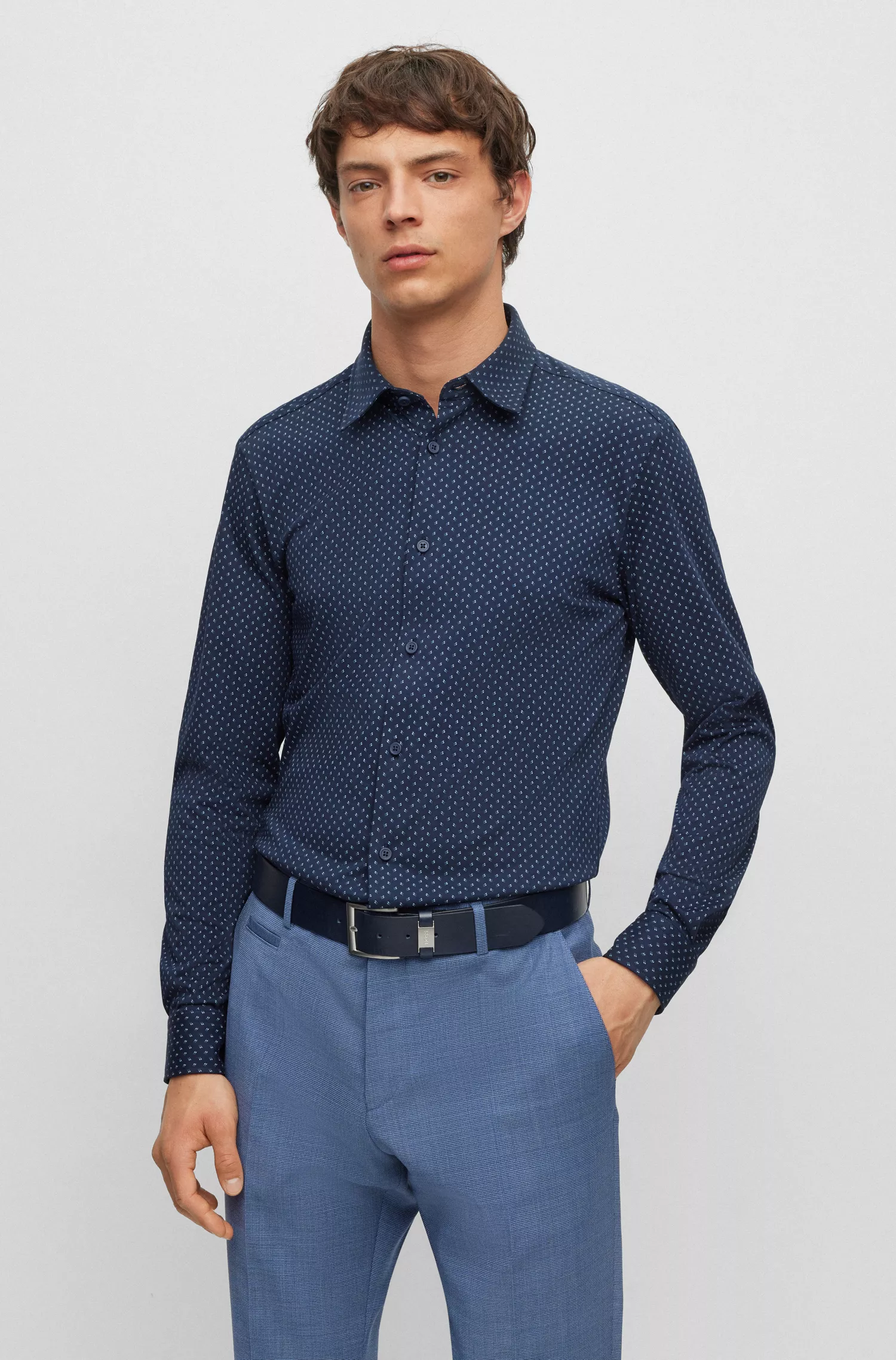 Camisa BOSS preta de corte slim, confeccionada em tecido de algodão elástico de alta performance.