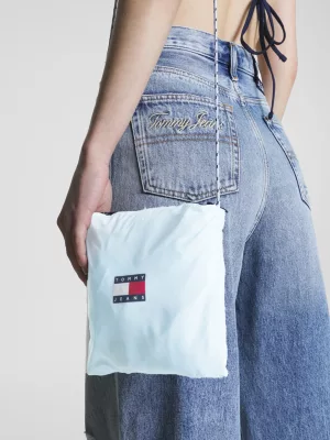 Jaqueta com capuz e zíper, feita de material reciclado e dobrável