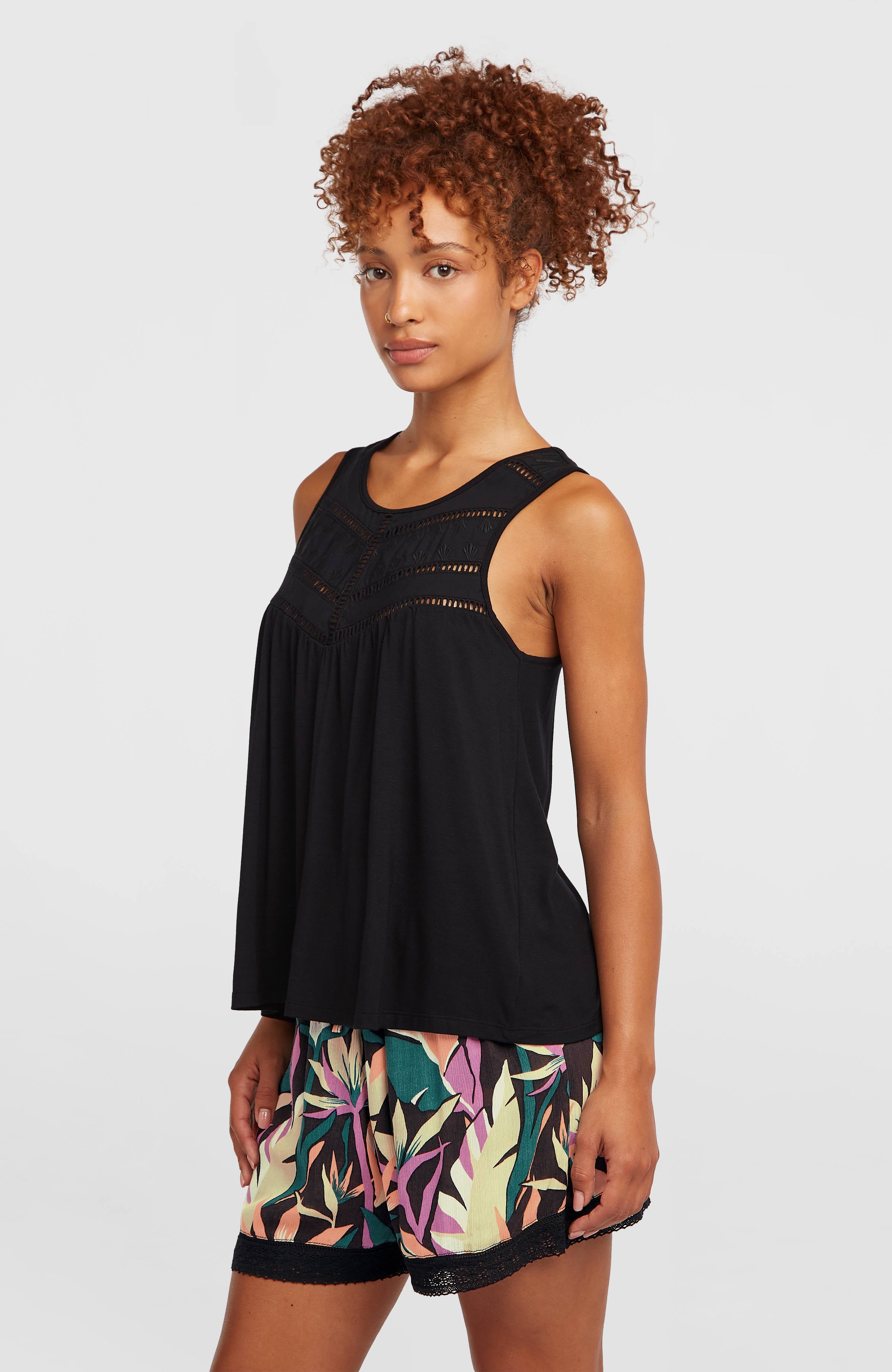 Essentials Tokeena tanktop met borduursel