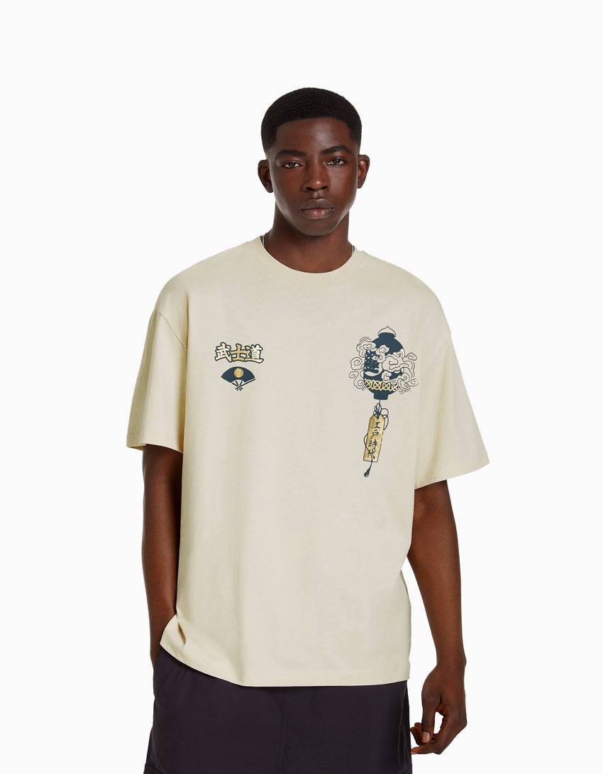 Camiseta de manga curta com estampa de strass e modelagem quadrada