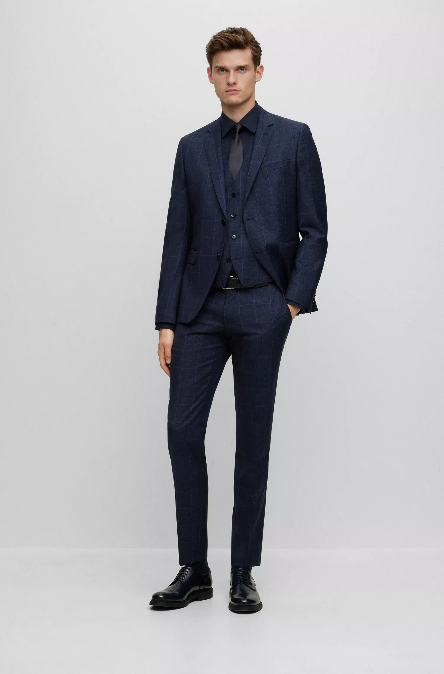 Terno BOSS preto de três peças, extra slim fit, em lã virgem.