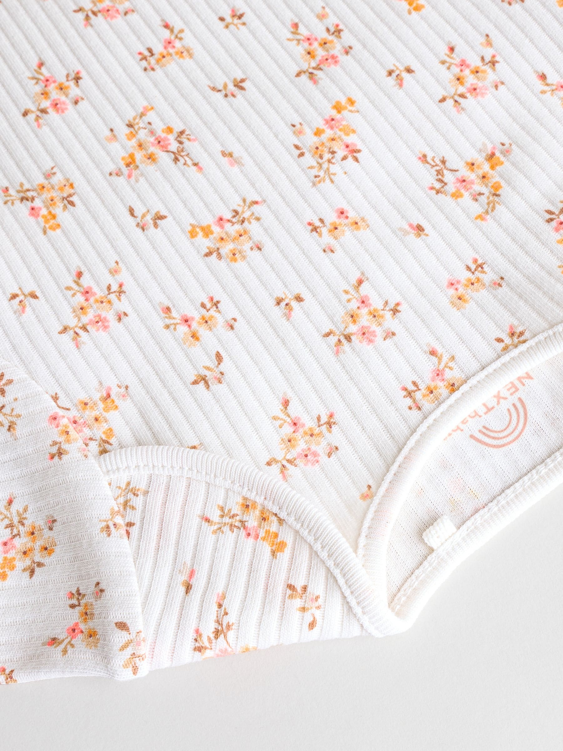 Abrikooskleur met fijne print - 5 Babyrompertjes met korte mouwen