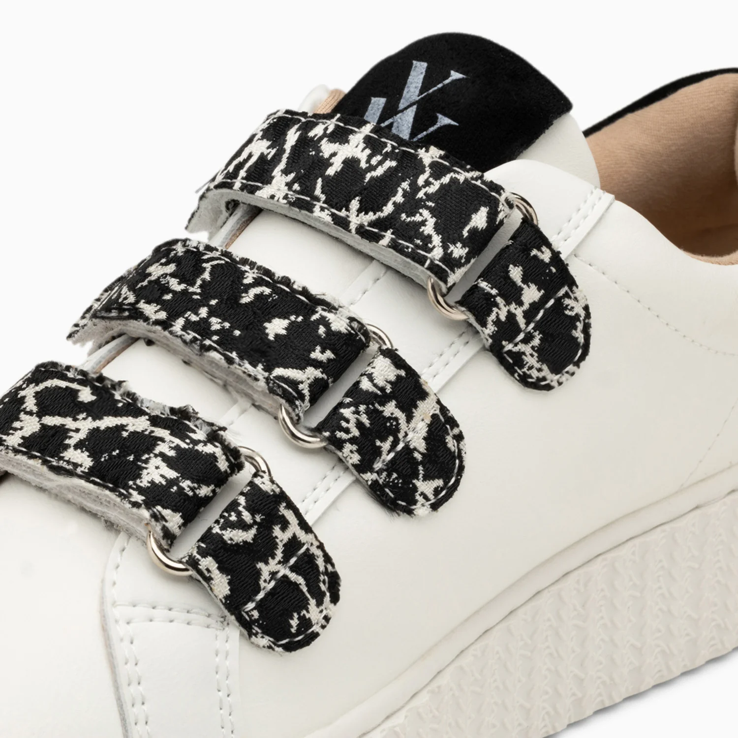 Sneakers-Baskets éclair Lyanna blanc et argent à scratchs léopard noirs