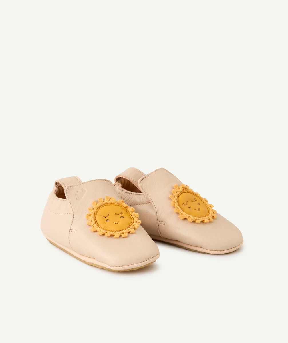 EASY PEASYCHAUSSONS EN CUIR ROSE PÂLE DÉTAIL SOLEILS