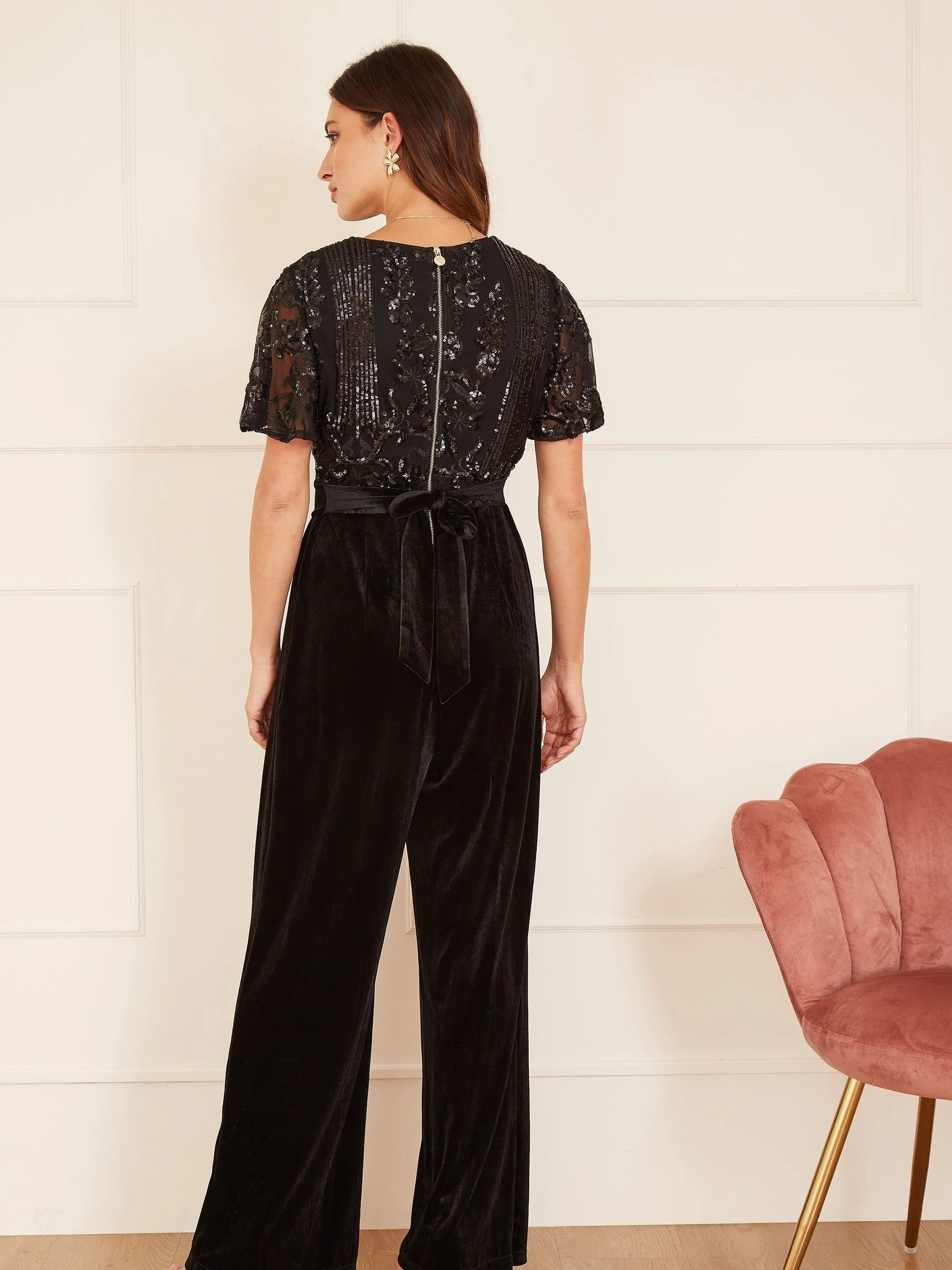Zwart - Yumi jumpsuit met engelmouwen, van fluweel en versierd met lovertjes