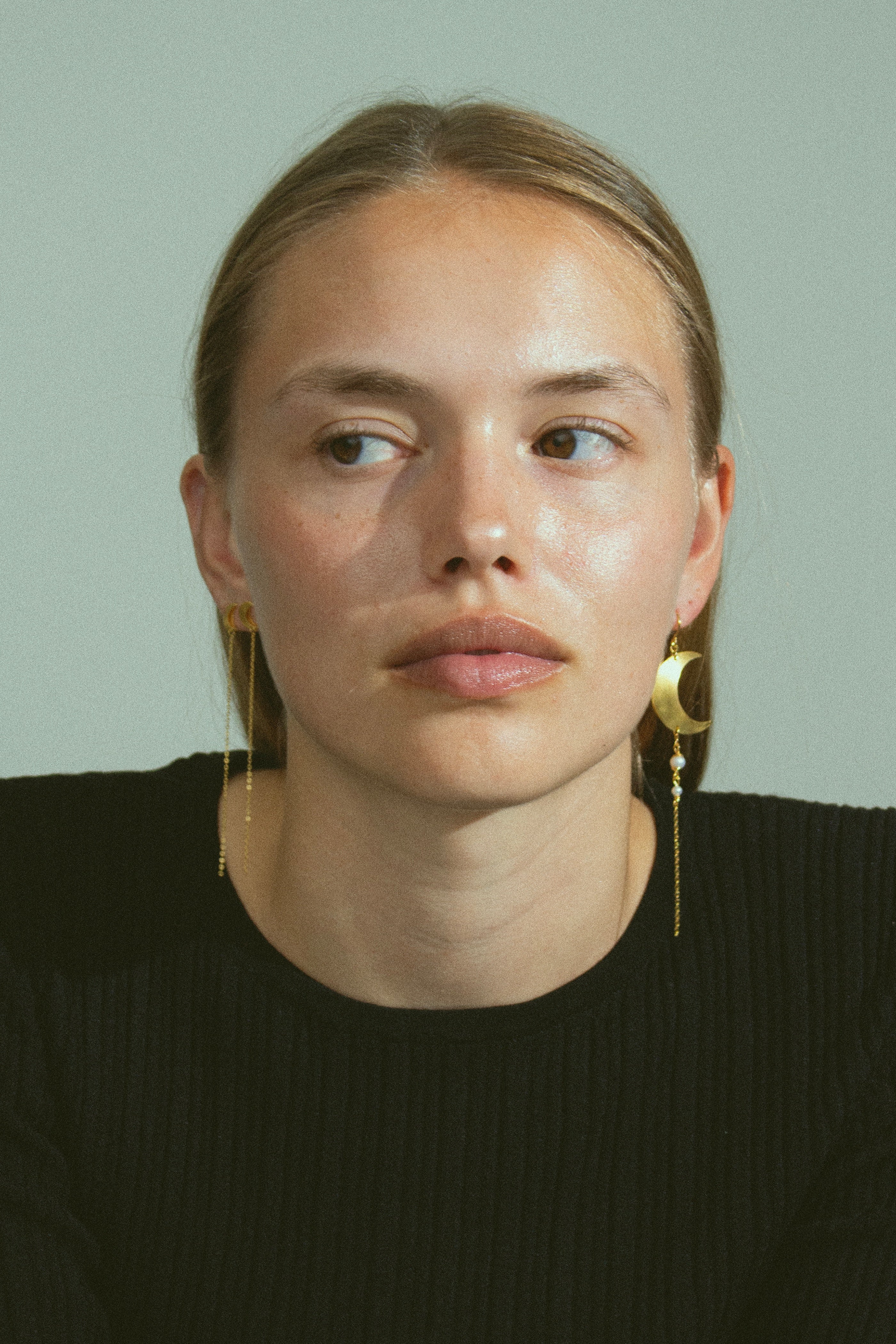 Jane Kønig  Half Moon with pearl chain ørering - forgyldt