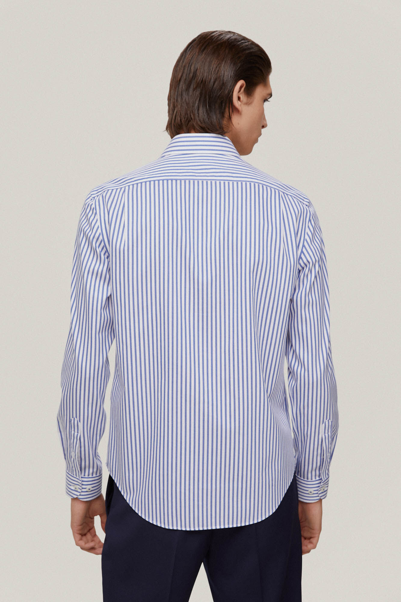 Camisa social listrada, azul, que não precisa passar e é resistente a manchas.