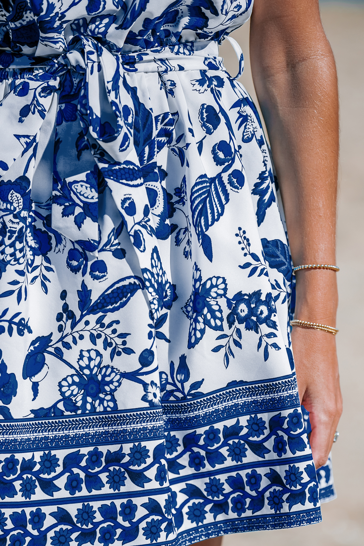 Robe mini à une épaule et fleurs bleue et blanche