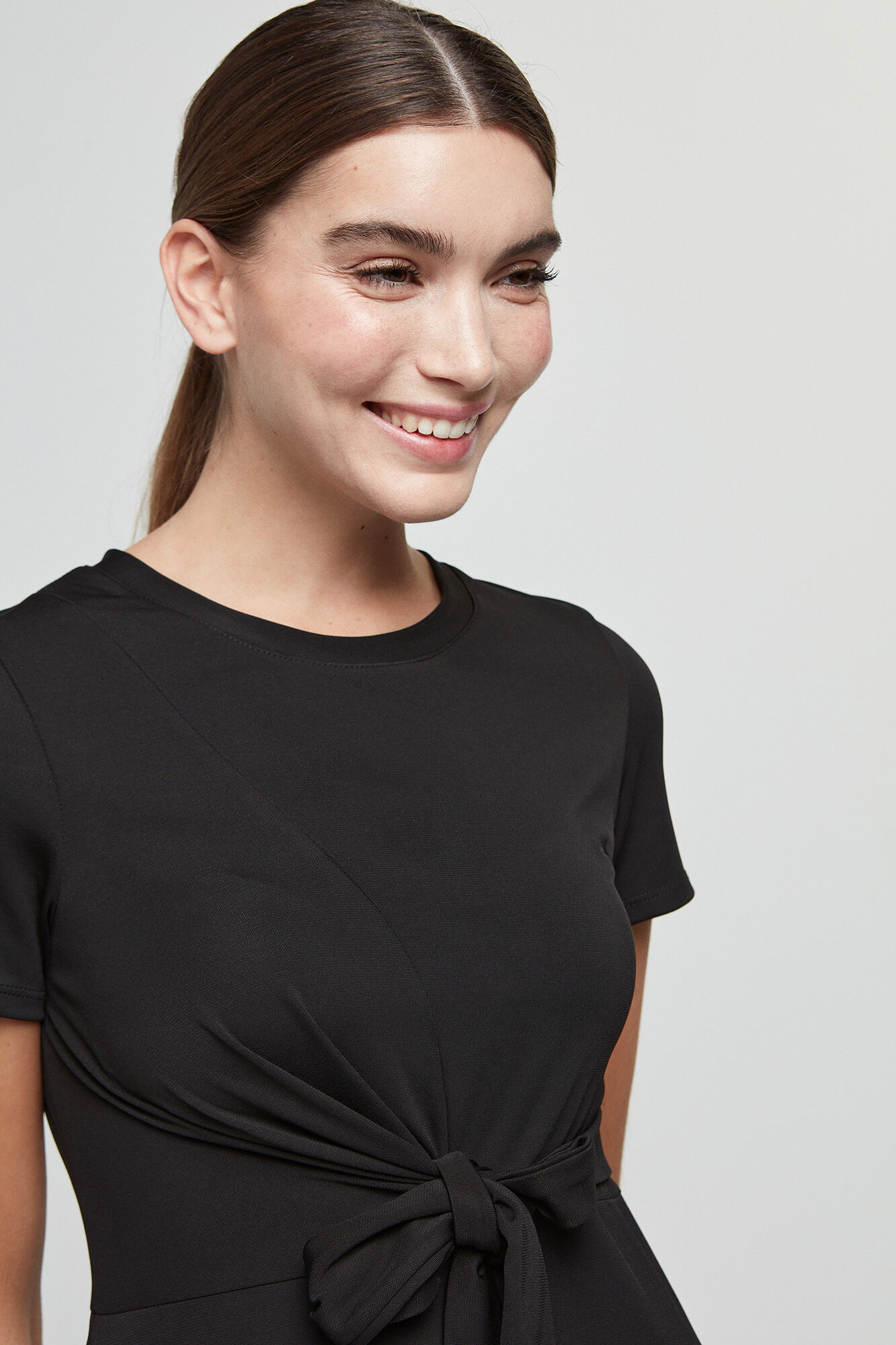Vestido de manga curta com nó frontal - Preto