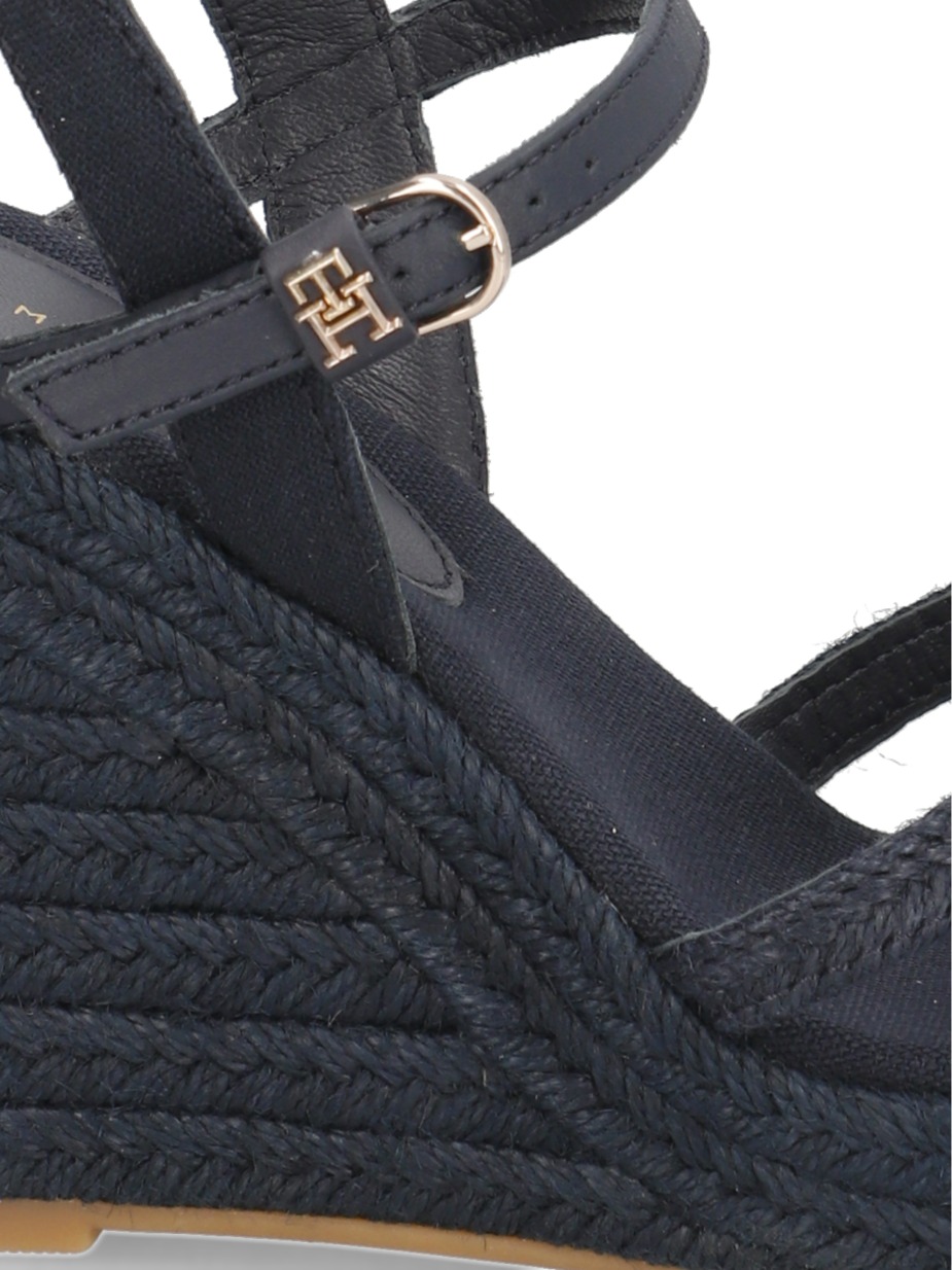 ESSENTIAL BASIC WEDGE SANDAL