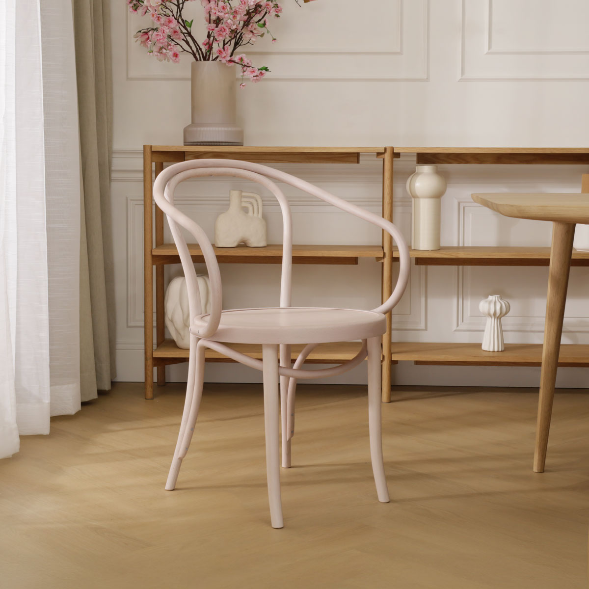 Houten eetkamerstoel met armleuningen Venice No. 9 whitewash
