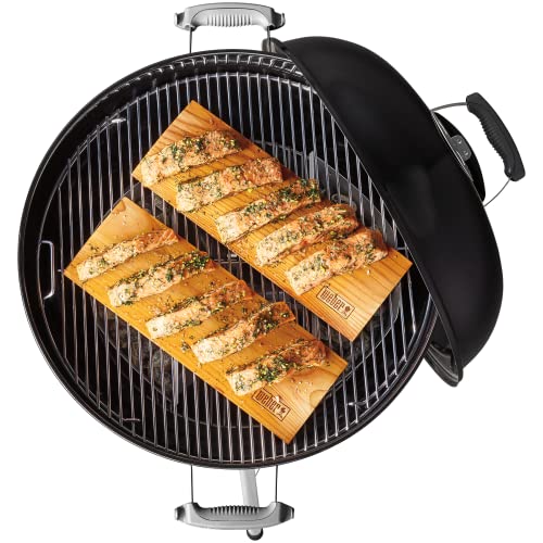 Weber Classic Kettle barbecue au charbon de bois, surface de cuisson Ø 57cm, barbecue avec couvercle et cuve en acier emaillé, thermomètre intégré au couvercle, trépied et roues – Noir (1341504)