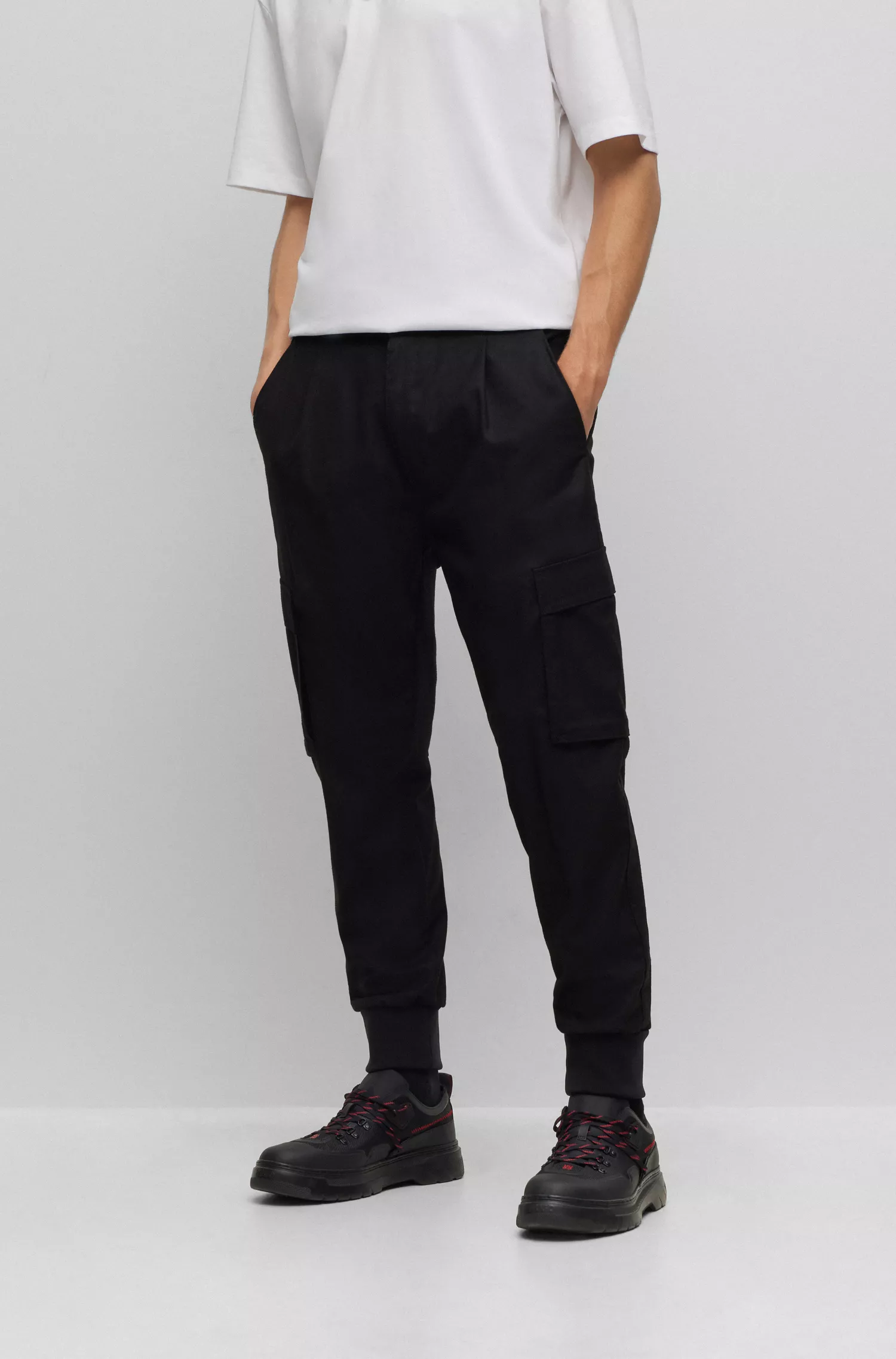 Calça cargo slim fit HUGO com punho vermelho em sarja escovada