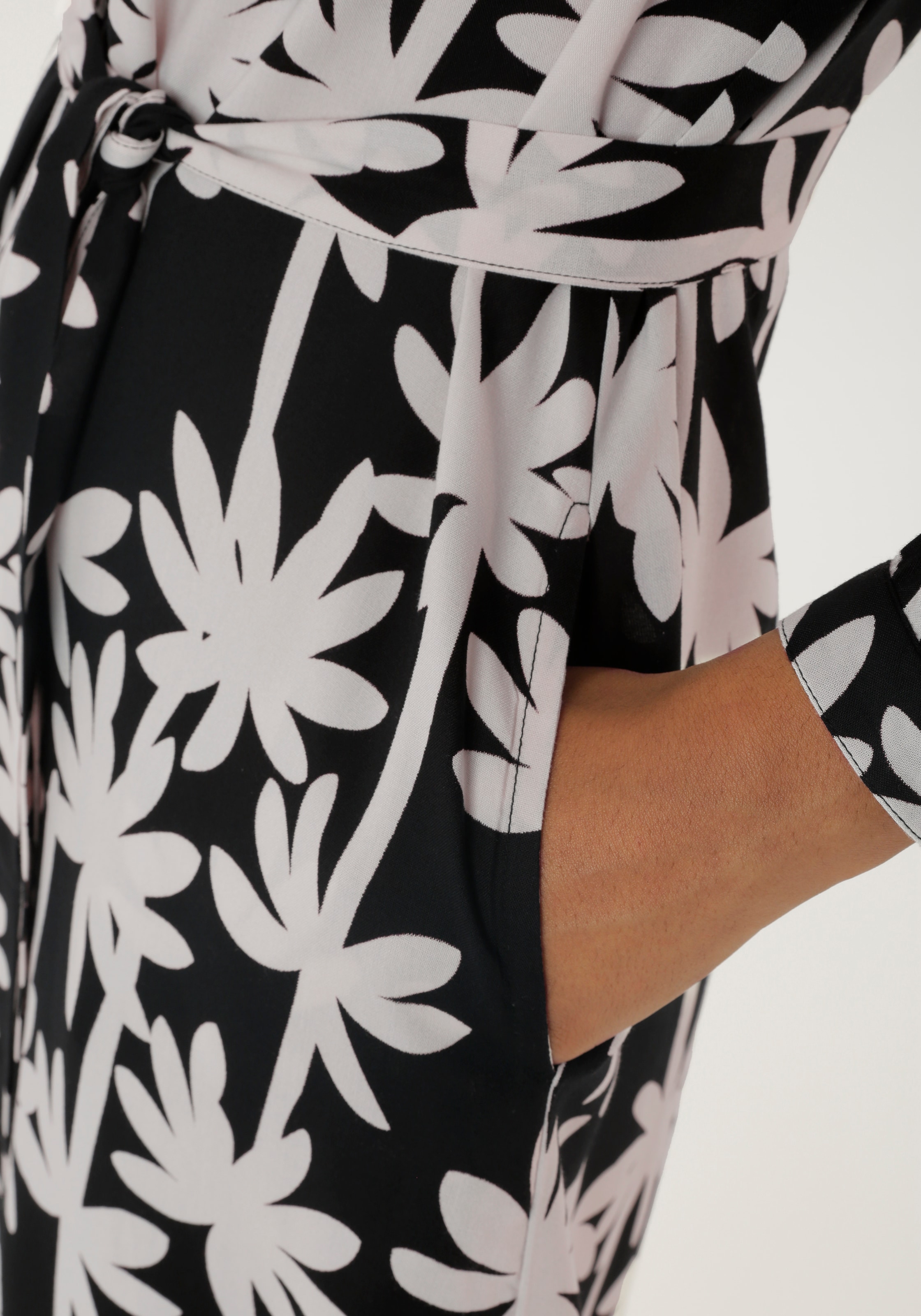 Aniston SELECTED Blusenkleid Eingrifftaschen mit edler Palmen-Musterung