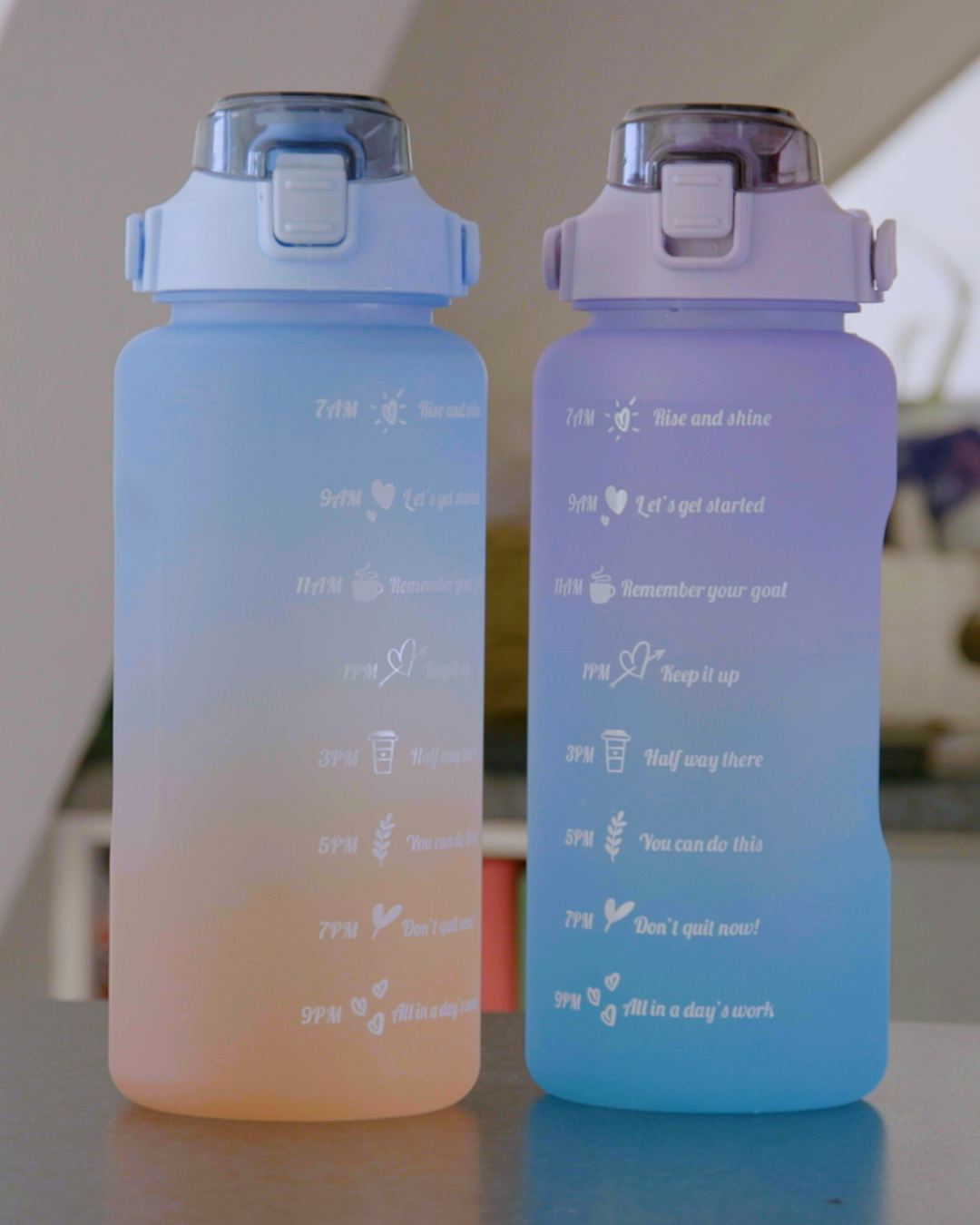 (2L) Tragbare Fitness Trinkflasche mit Zeit Markierung - Farbverlauf Blau