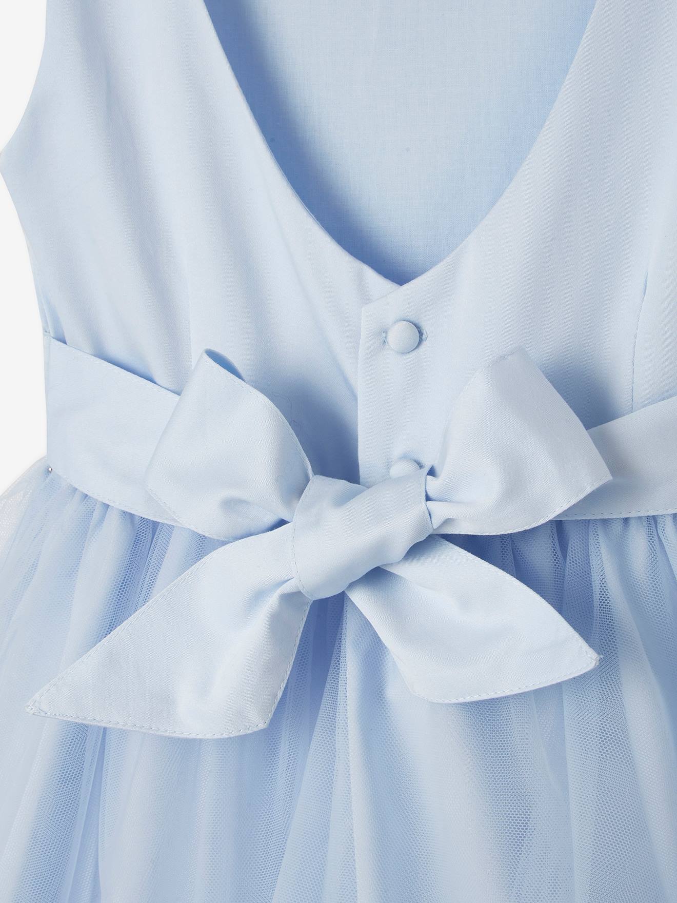 Vestido formal de cetim e musselina bege para menina, com maquiagem.