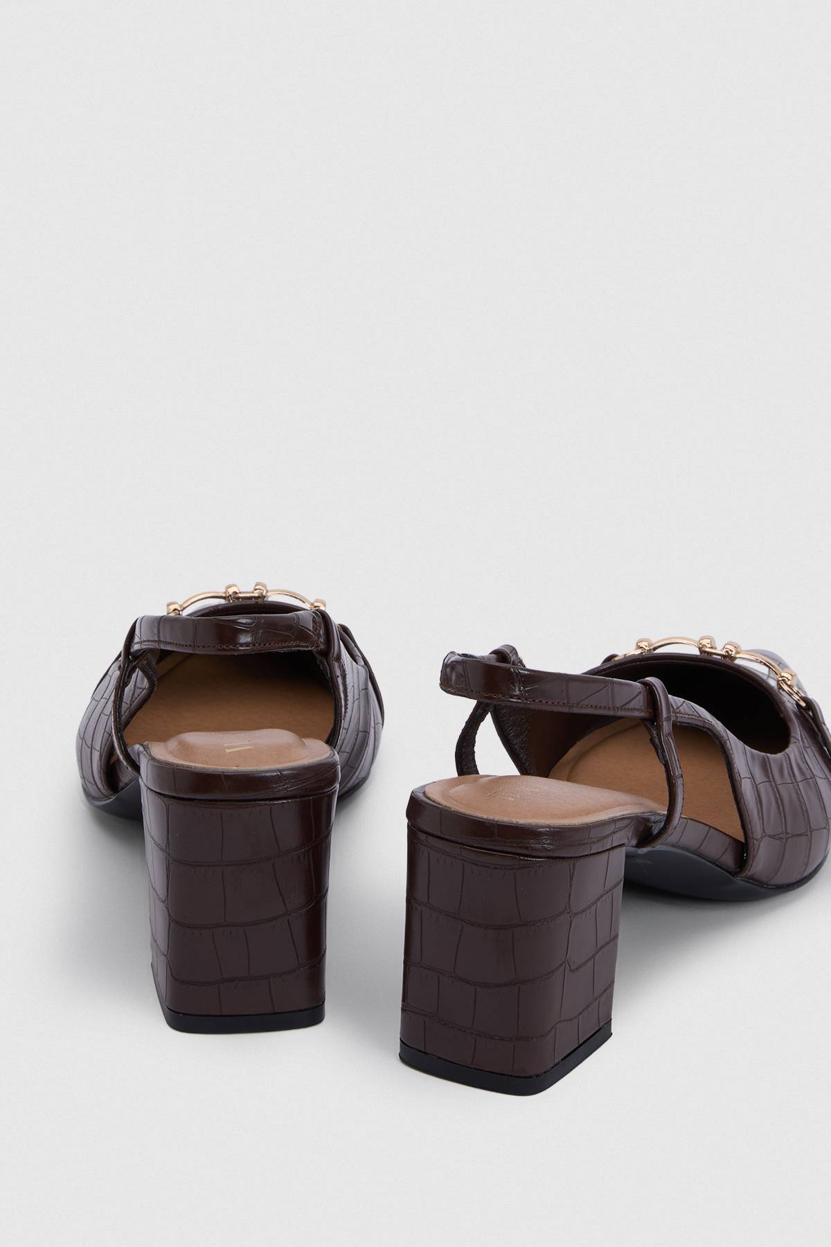 Wallis Escarpins Slingback à Talon Bloc et Bout Pointu Darcia avec Détail Mors - Coupe Large