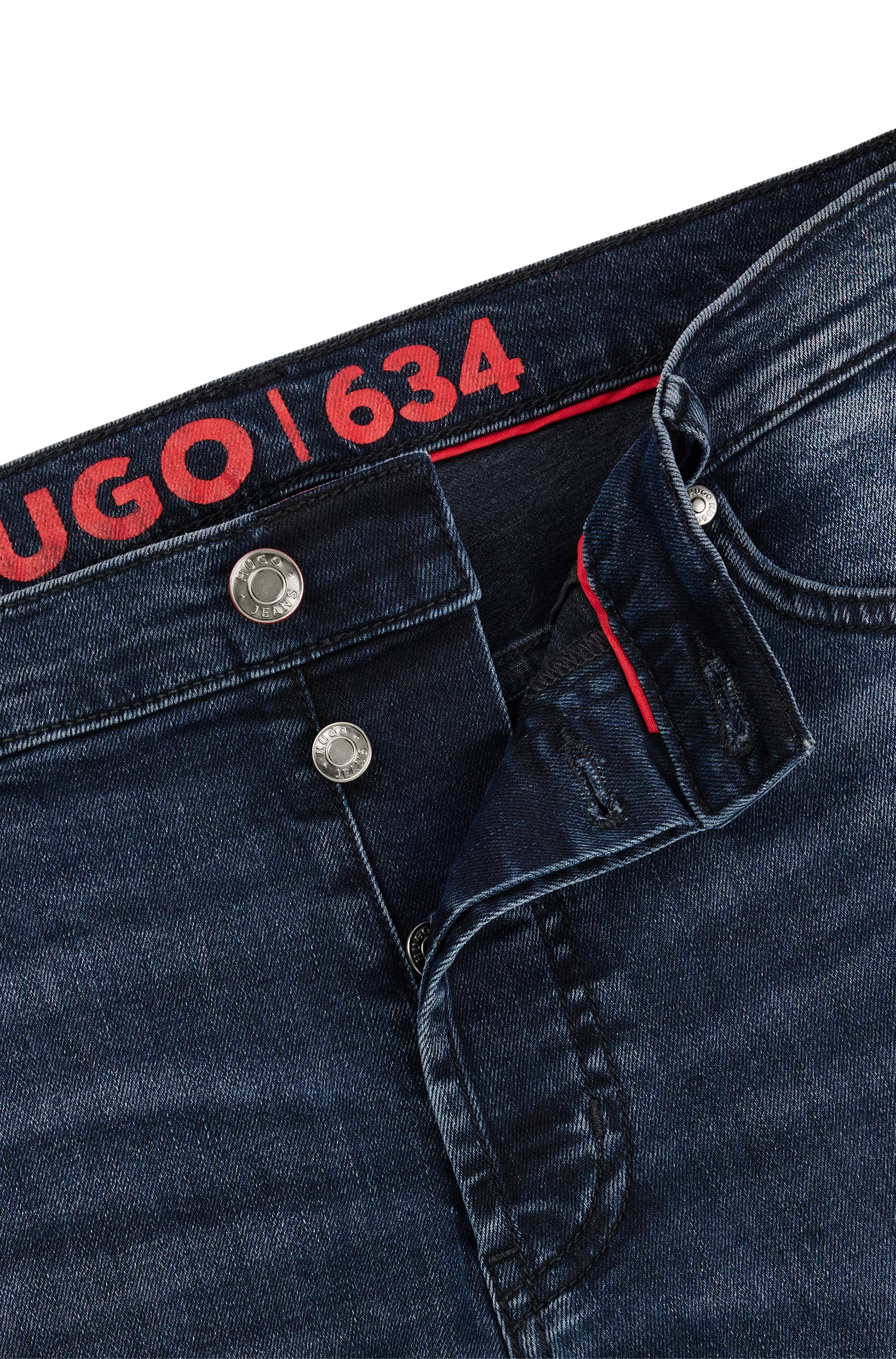 Calça jeans HUGO vermelha, corte afunilado, em denim elástico azul.