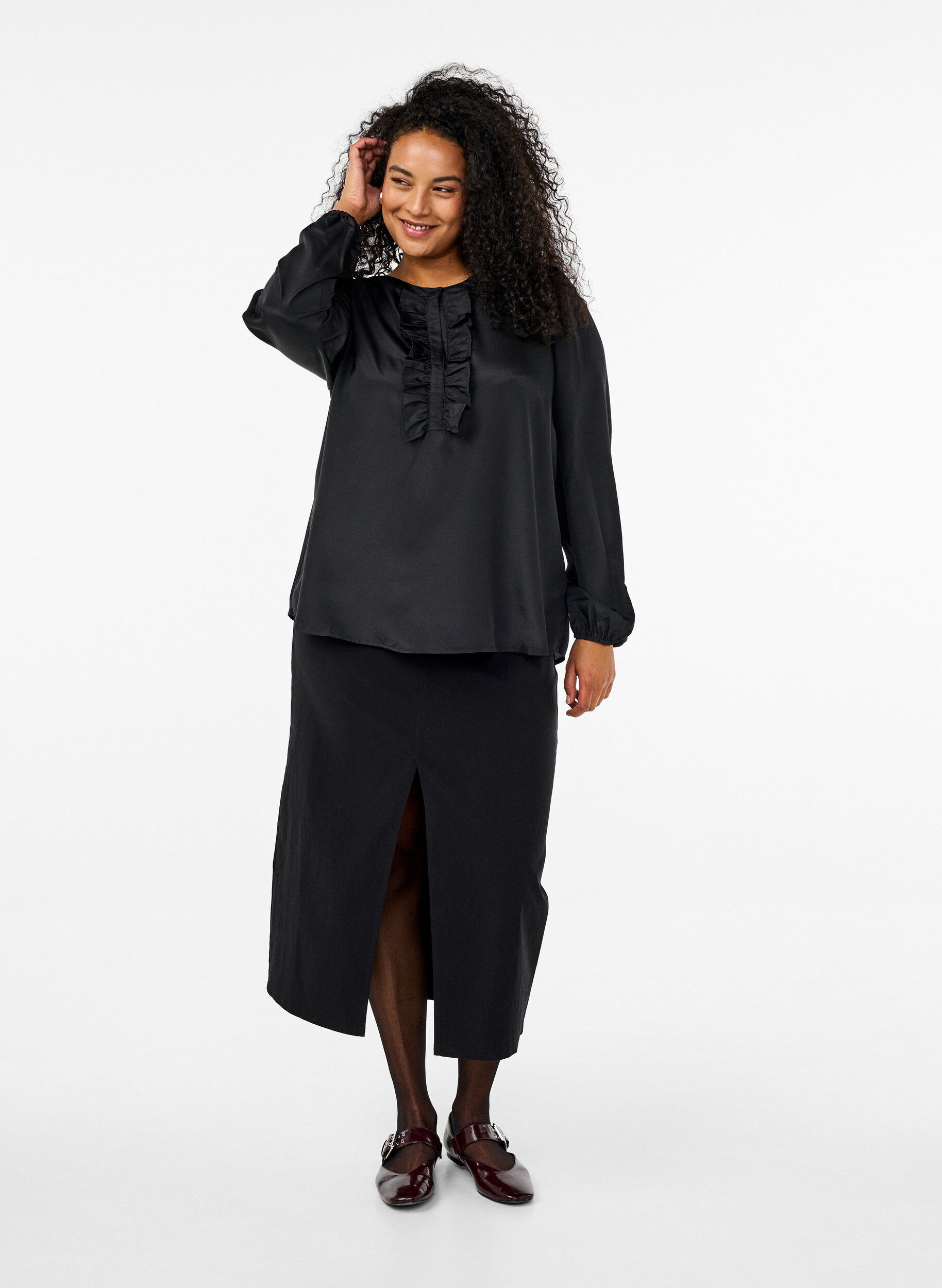 Satinbluse med flæsedetalje