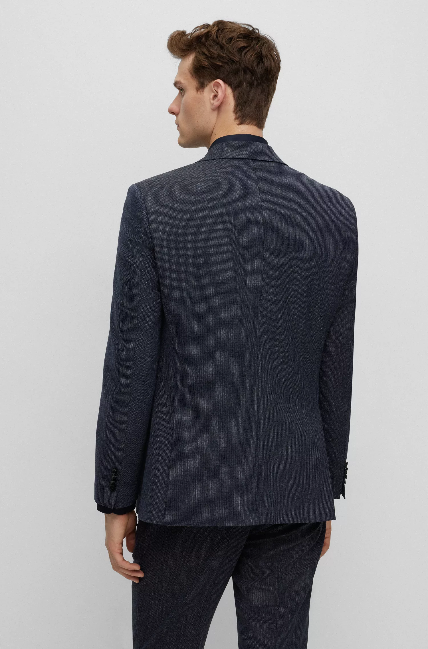 Terno BOSS preto, corte regular, em mistura de lã com microestampa.