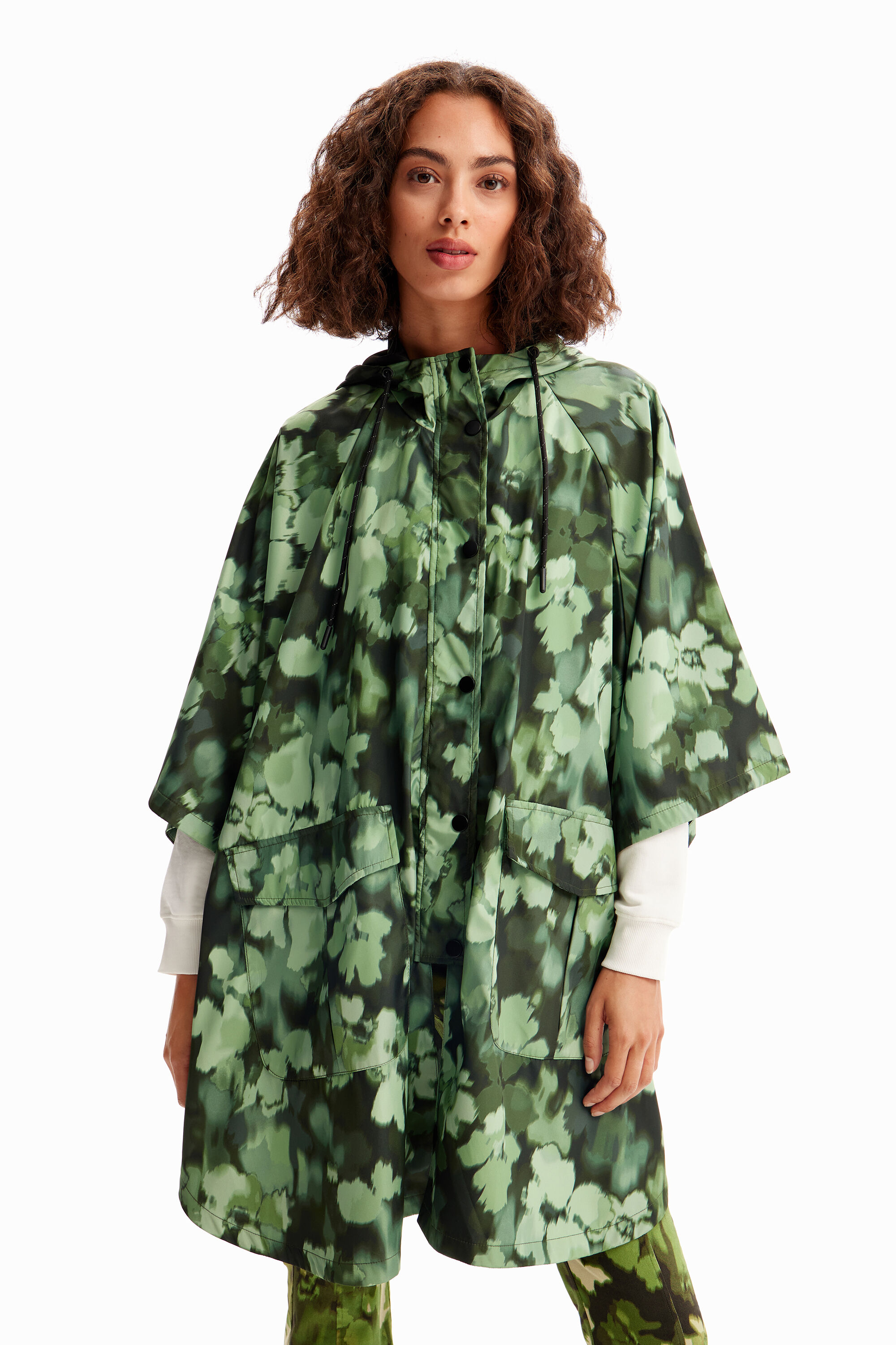 Capa de chuva camuflada com capuz