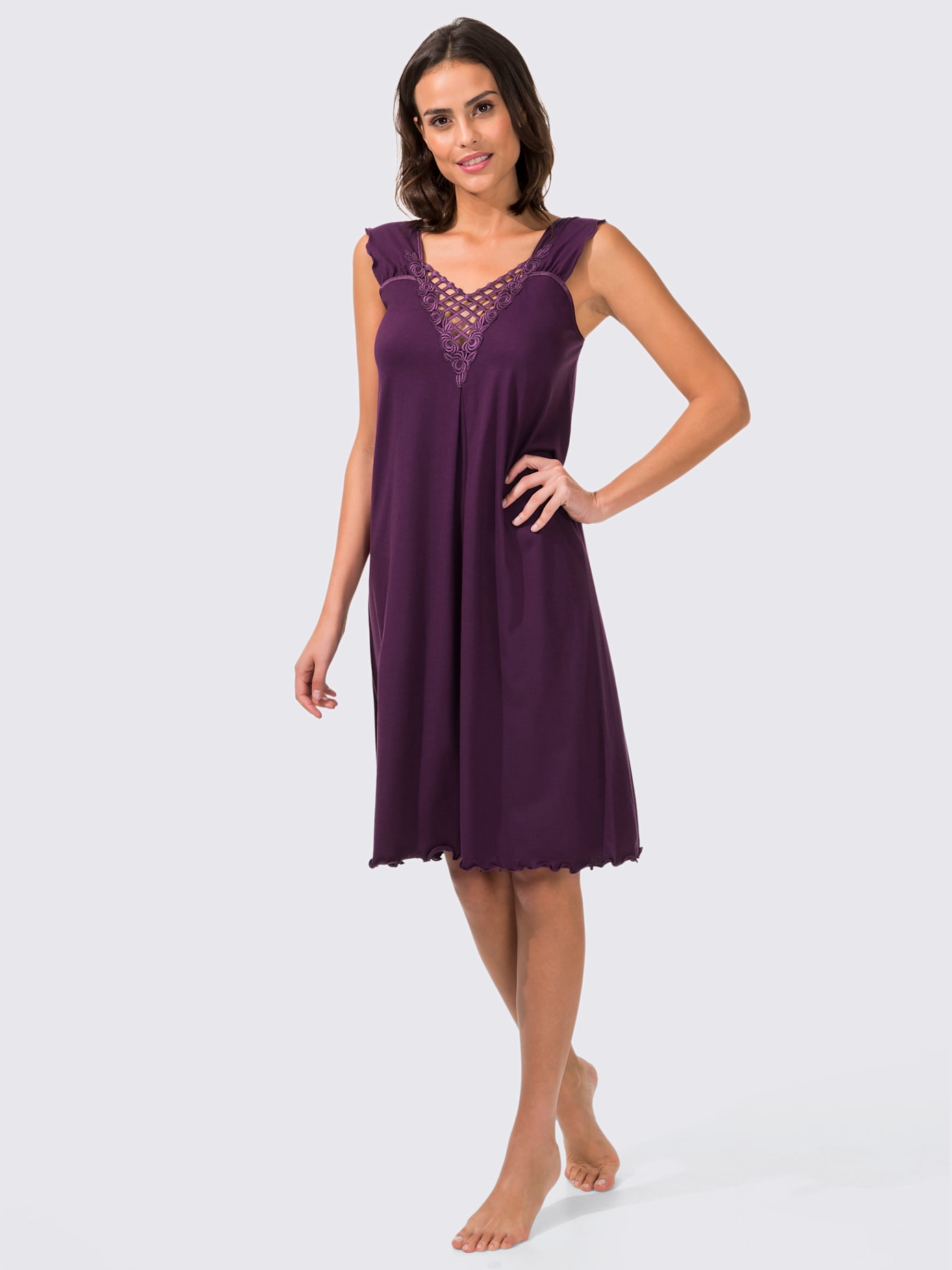 Chemise de nuit mate et brillante col en dentelle