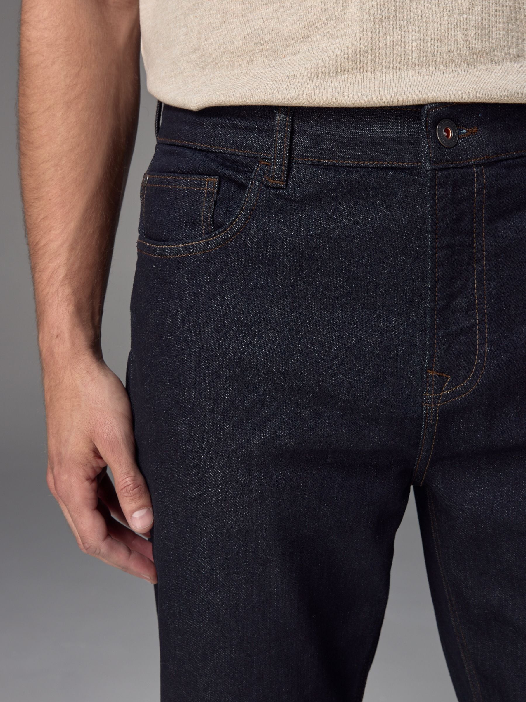 Indigo blauwe wassing - Klassieke stretchjeans met standaard taps toelopende pasvorm