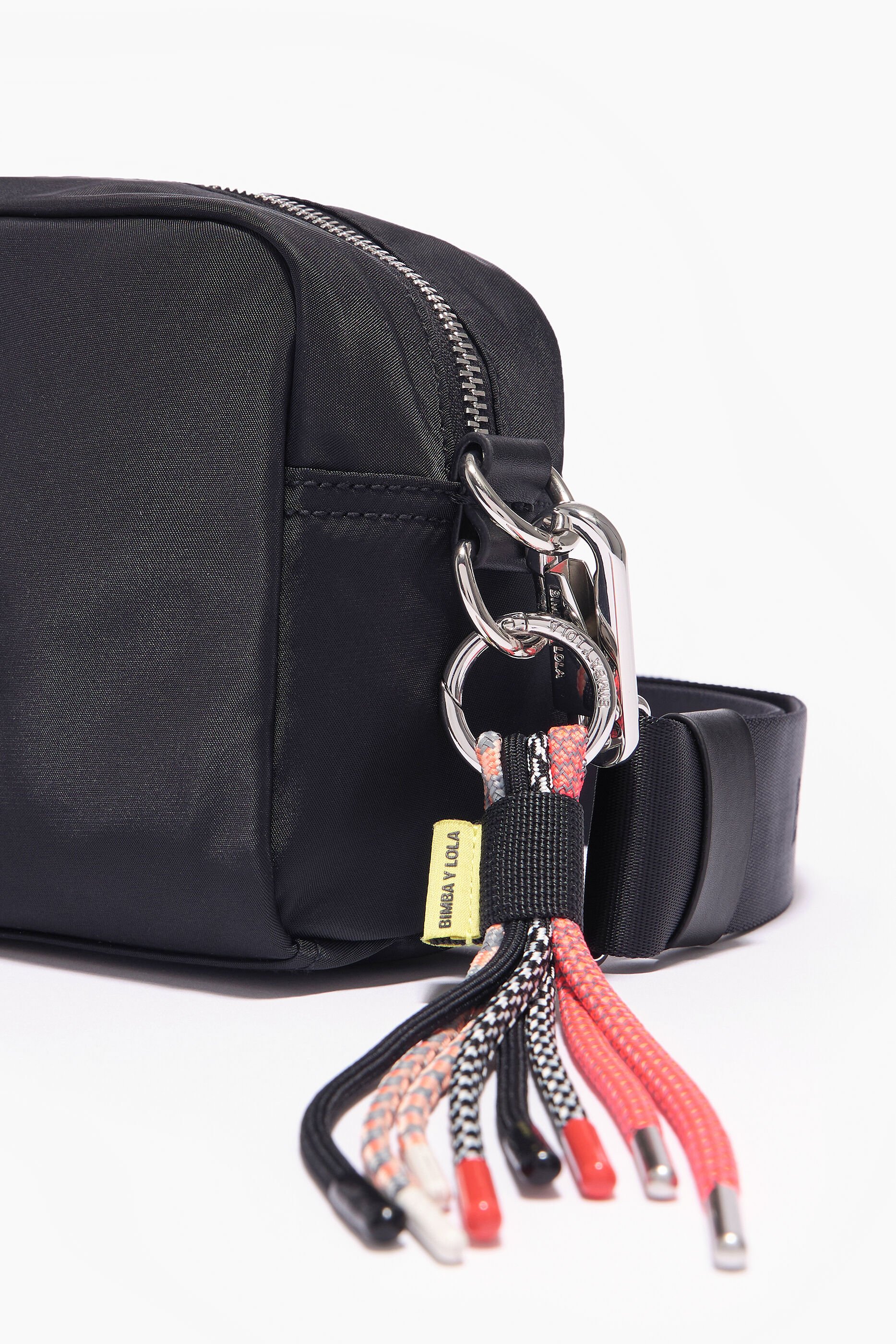Bolsa de ombro pequena em náilon preto