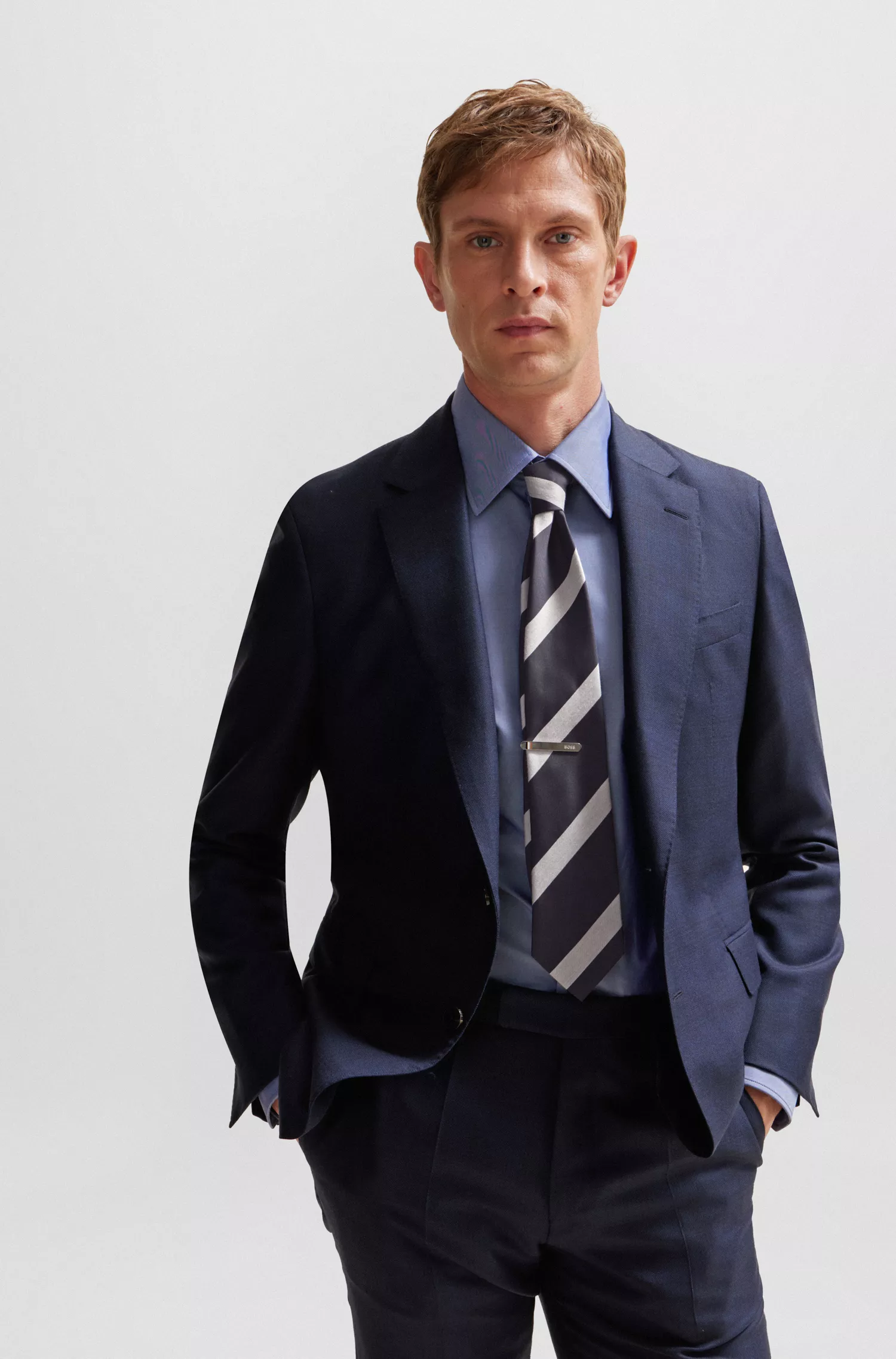 Gravata BOSS Camel com risca diagonal em jacquard de seda e algodão.