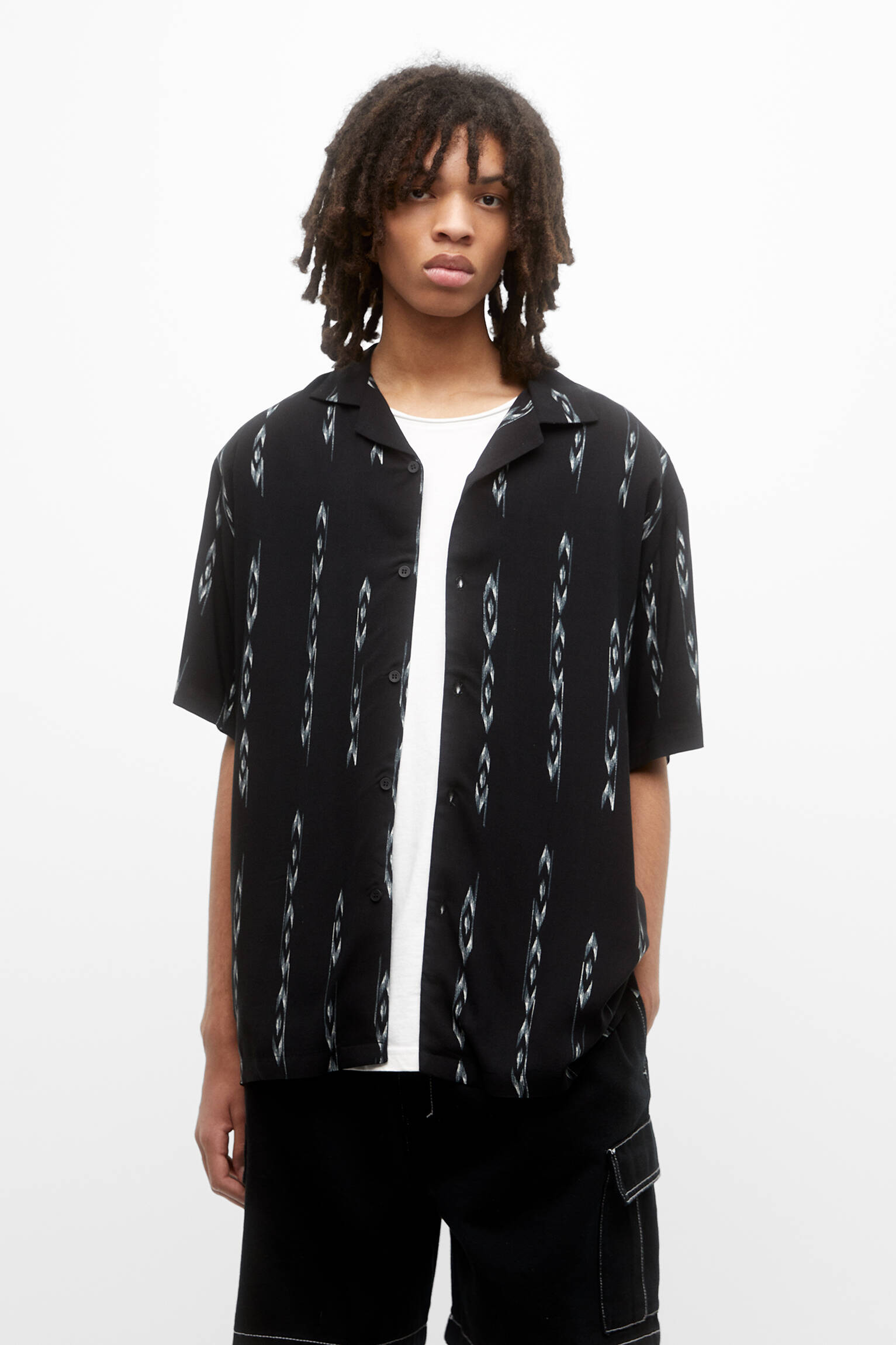 CAMISA ESTAMPADA DE MANGA CURTA - PRETA