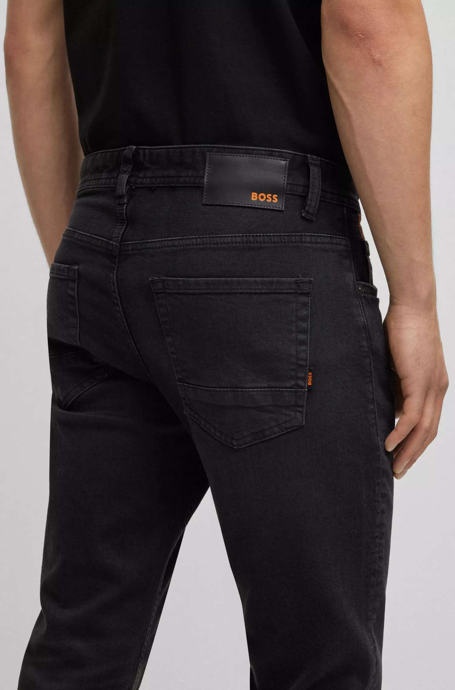 Calça jeans BOSS laranja, corte afunilado, em denim preto super elástico.