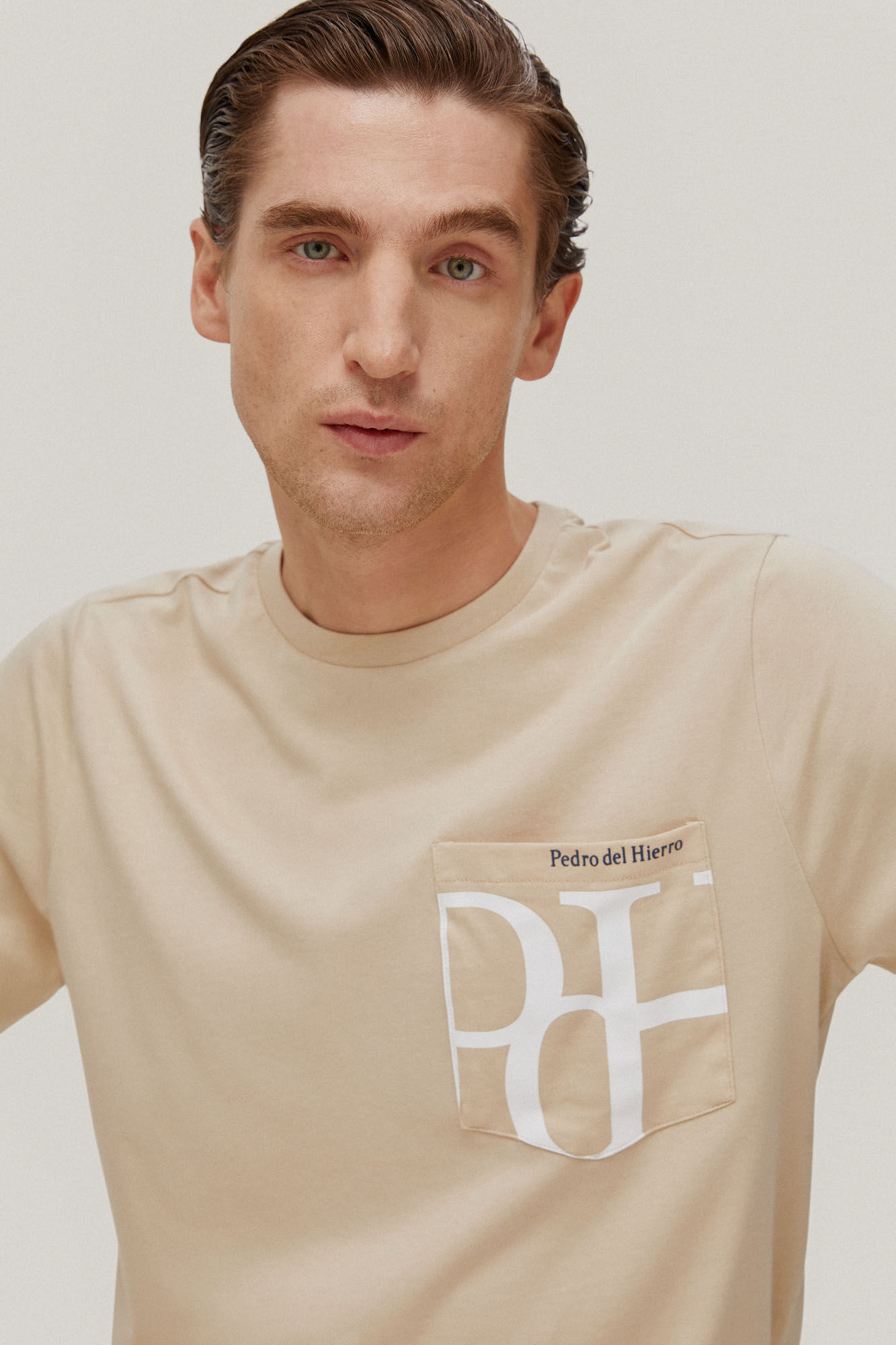 Camiseta com bolso e logo - Bege