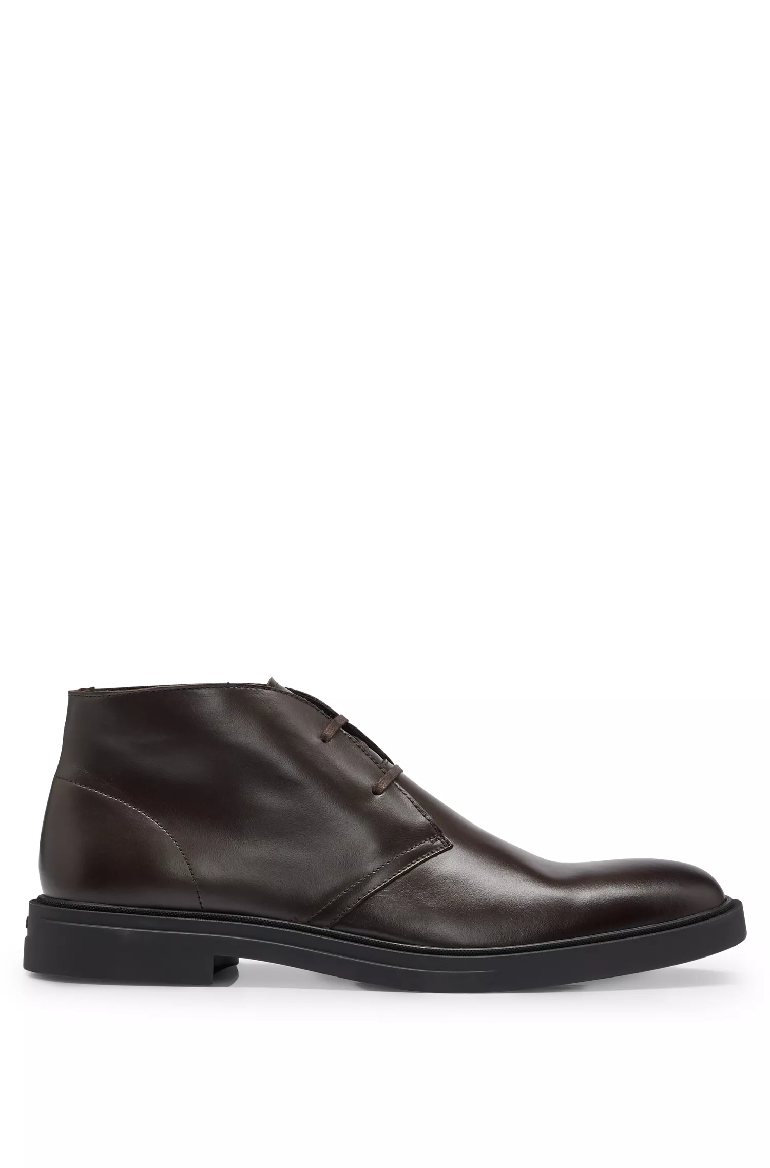 Botas desert BOSS em couro preto com detalhes da marca.