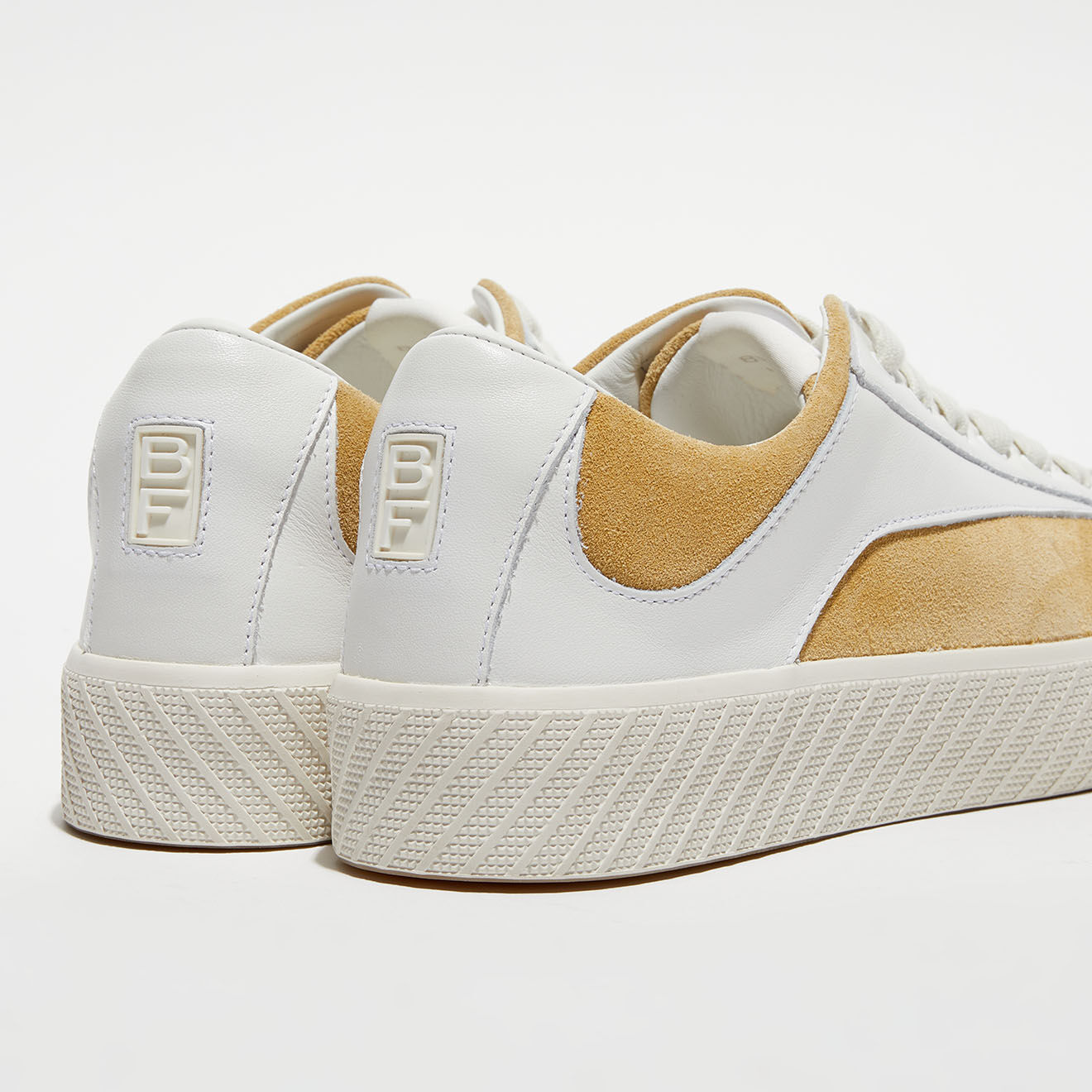 By Far Baskets en Cuir & Velours de Cuir blanches