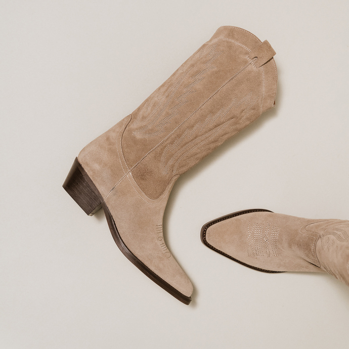 Bottes à bouts pointus et surpiqures apparentes  en croute taupe