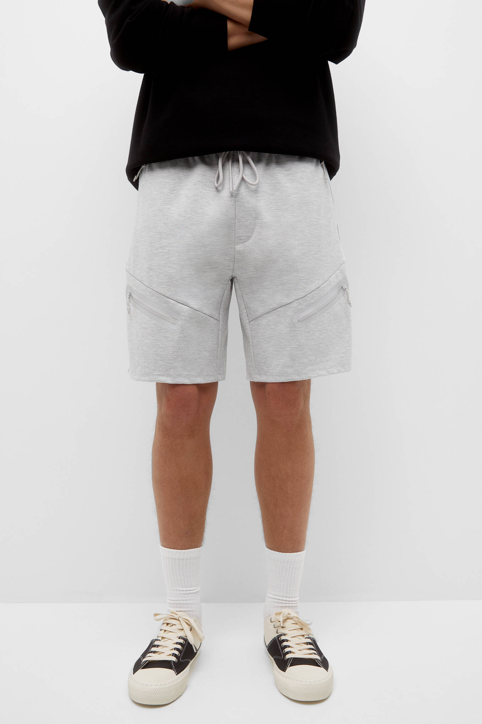 Bermuda de moletom com bolso frontal - cinza claro