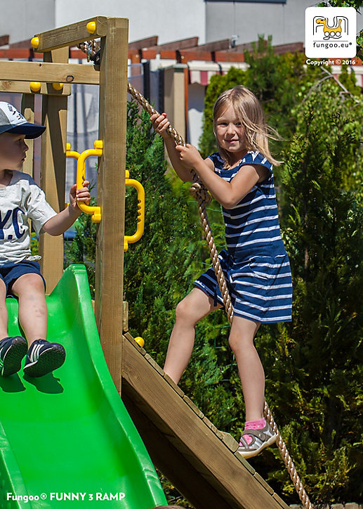Aire de jeux FUNNY 3 avec rampe d'accès, échelle, bac à sable, toboggan vert & accessoires de jeux