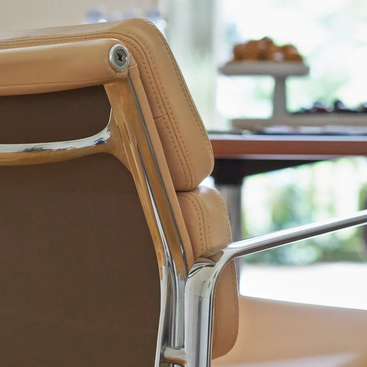 Vitra - EA 217 Soft Pad Bürostuhl Chrom mit Armlehnen, drehbar, Leder Premium F asphalt (Hartbodenrollen)