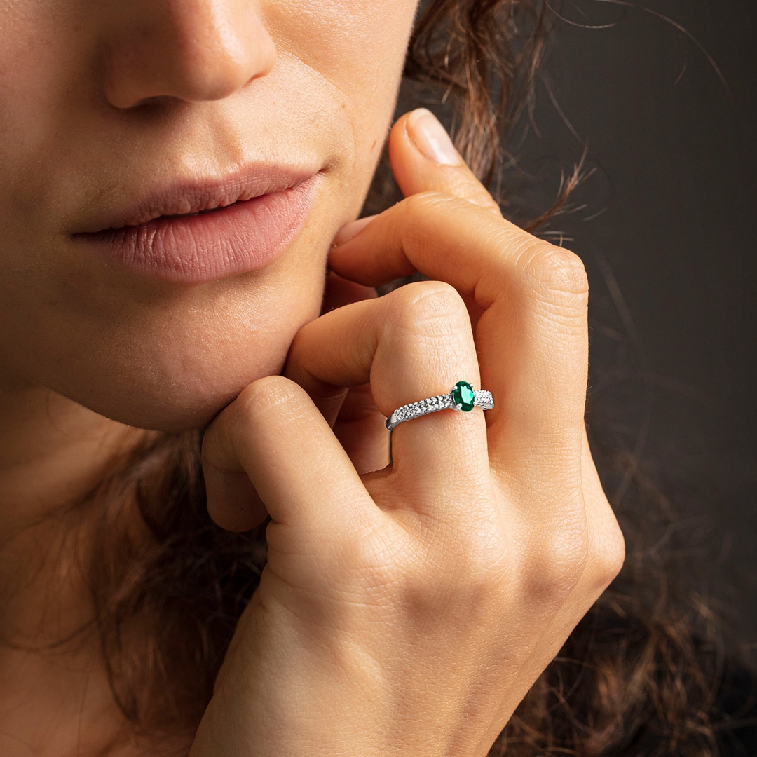 Damenring 750/18 K Weissgold mit Smaragd oval und Diamanten 0.16 ct H/si